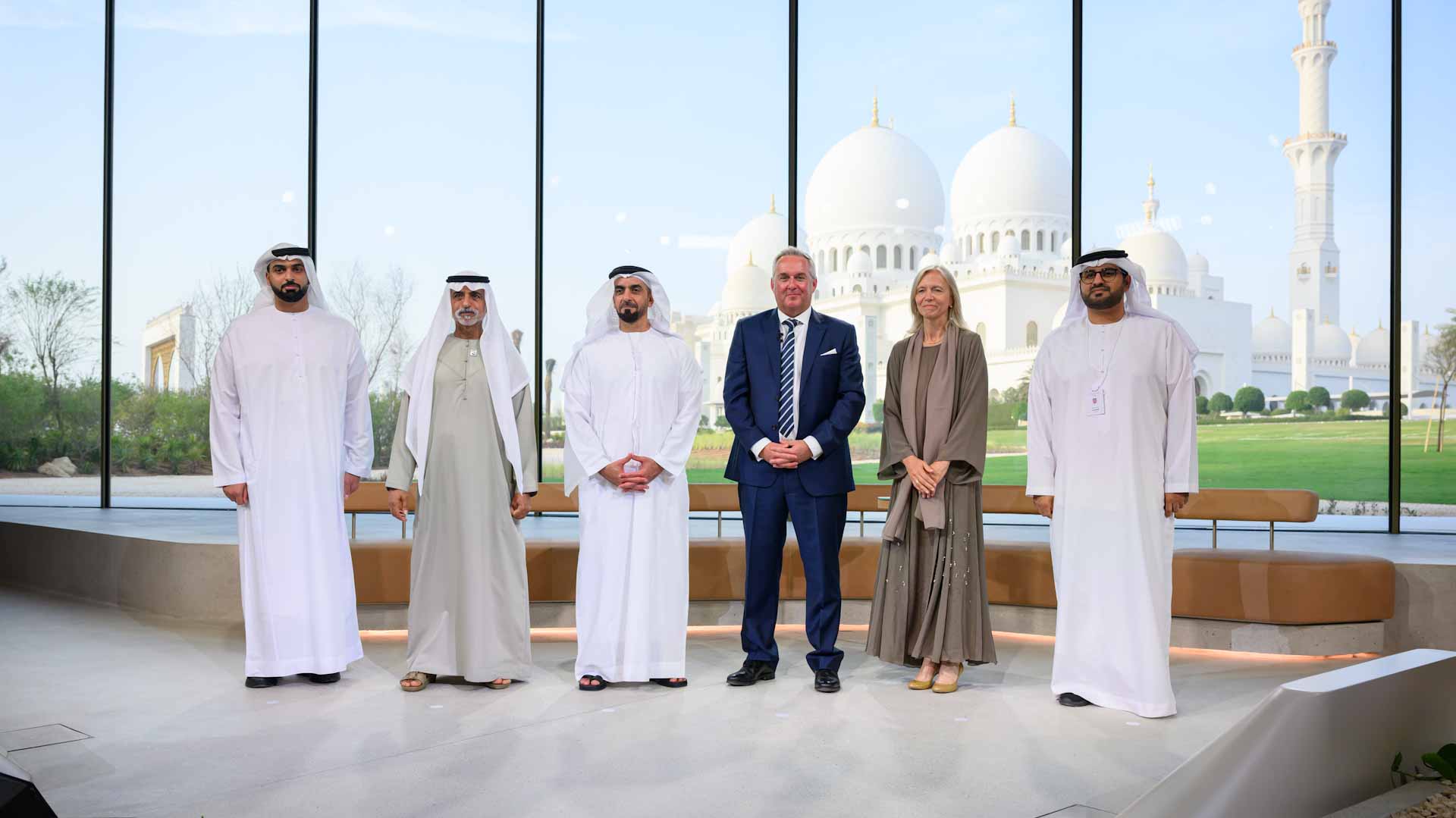 صورة بعنوان: سيف بن زايد يشهد محاضرة "اتقان القيادة والنجاح"  