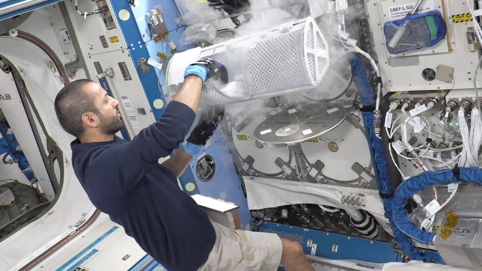 صورة بعنوان: سلطان النيادي يشارك في إرسال عينات بحثية إلى الأرض عبر "دراغون" 