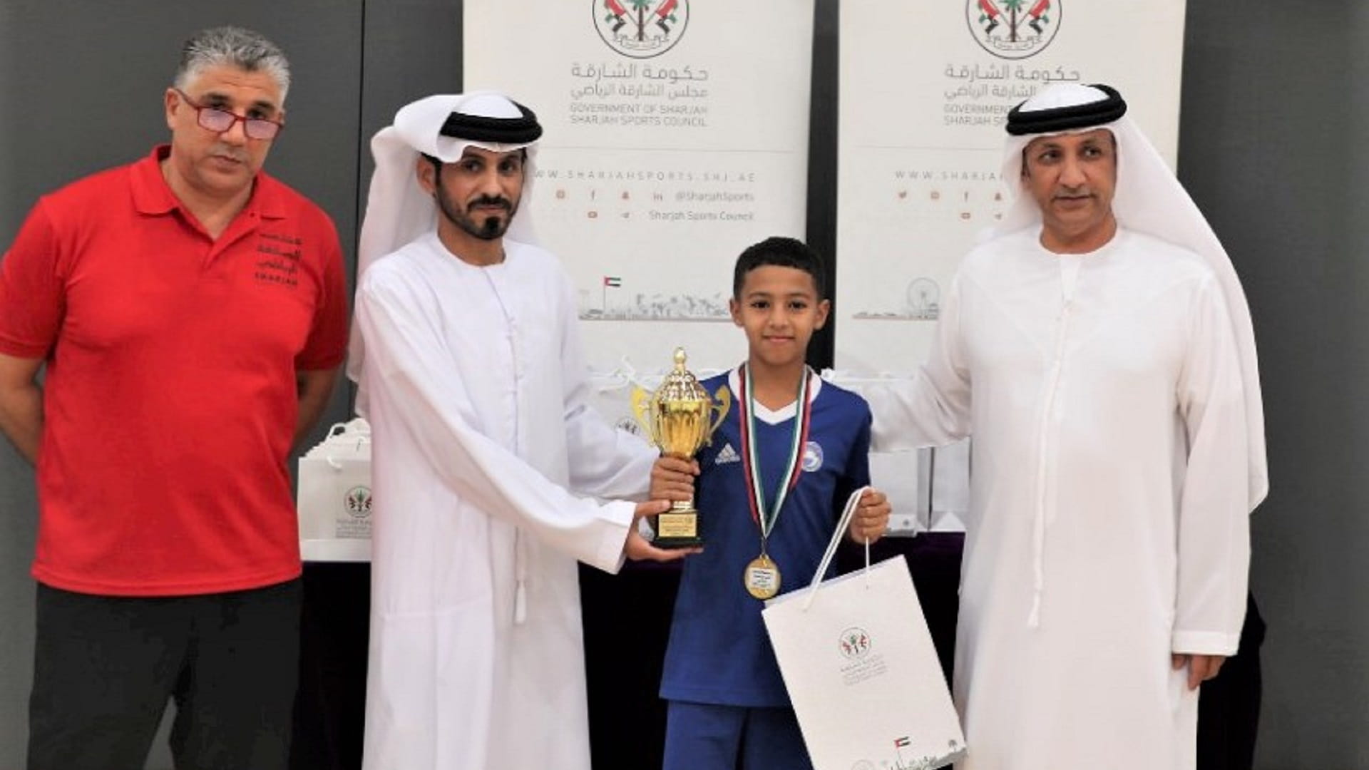 صورة بعنوان: لاعب نادي الشارقة بدر عماد يتوج بأفضل لاعب براعم في كرة اليد  