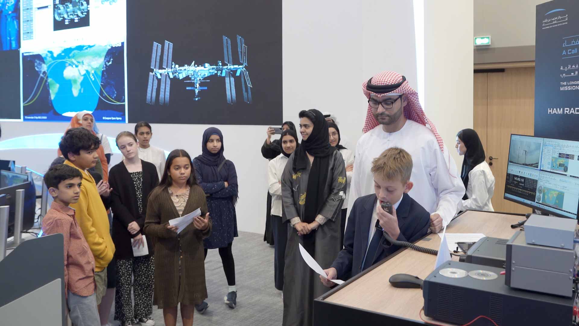 صورة بعنوان: النيادي يتفاعل مع طلاب المدارس خلال أول اتصال لاسلكي من الفضاء 