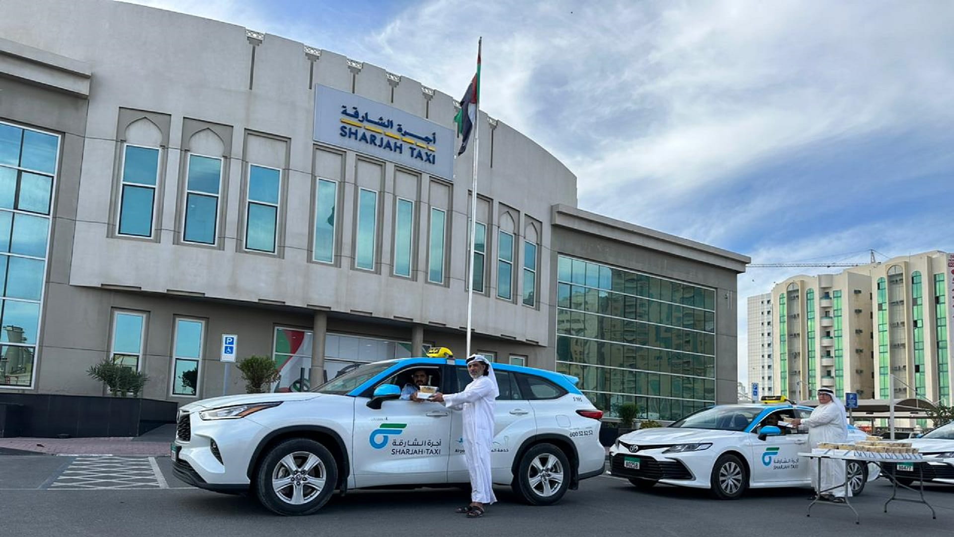 صورة بعنوان: "أجرة وخيرية الشارقة" توزعان 15 ألف وجبة إفطار صائم على السائقين 