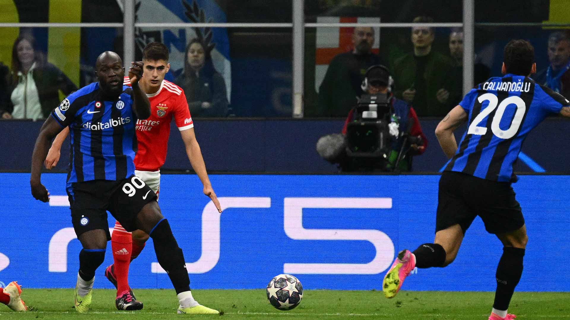 Image for the title: City, Inter ease through to CL semi-finals 