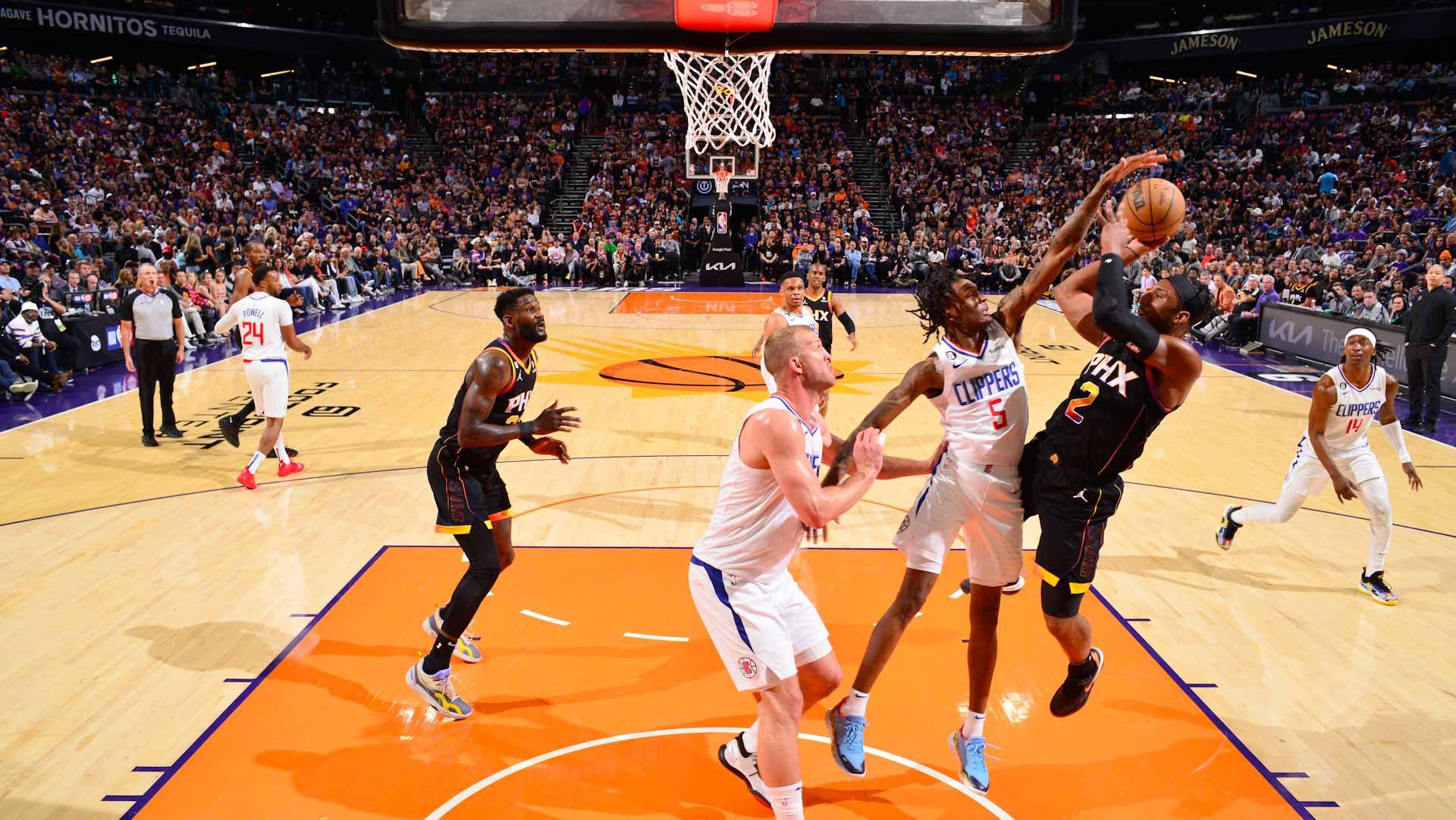 صورة بعنوان: فينيكس يتعادل مع كليبرز في إقصائيات السلة الأميركية 