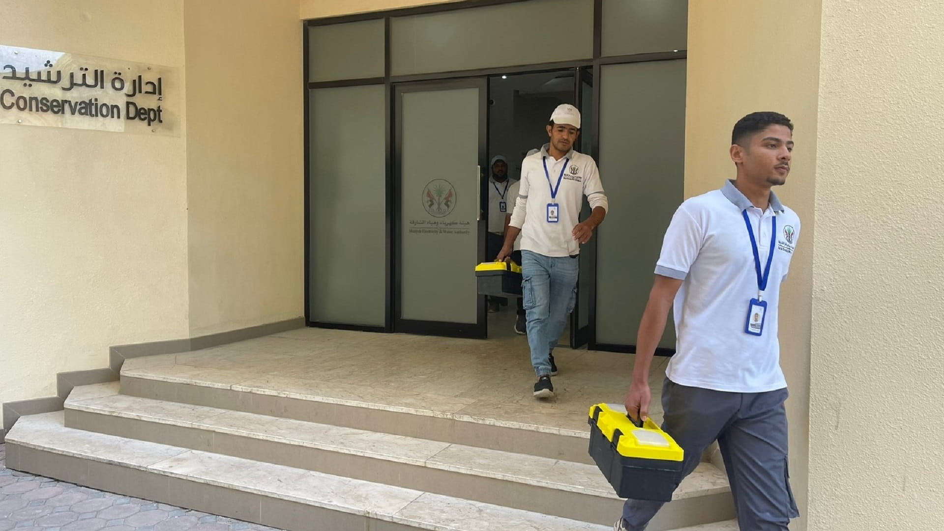 صورة بعنوان: كهرباء الشارقة تركب 20 ألف جهاز وقطعة ترشيد مياه لـ 3916 منزلاً 