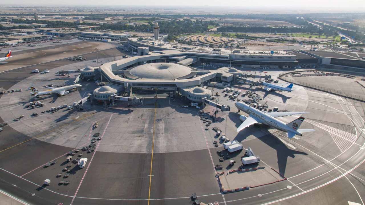 صورة بعنوان: مطارات أبوظبي تتوقع عبور 500 ألف مسافر خلال عطلة عيد الفطر 