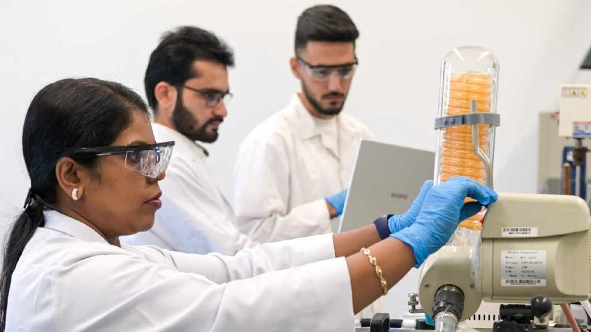 صورة بعنوان: فريق بحثي في أميركية الشارقة يصمم أنظمة تخزين للطاقة الحرارية  