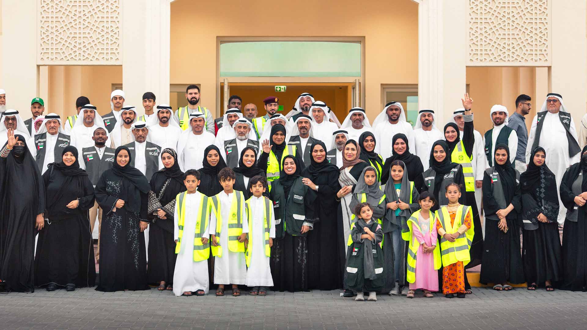 صورة بعنوان: مجلس ضاحية خور كلباء يرسخ روح العطاء بتوزيع 700 وجبة إفطار صائم  