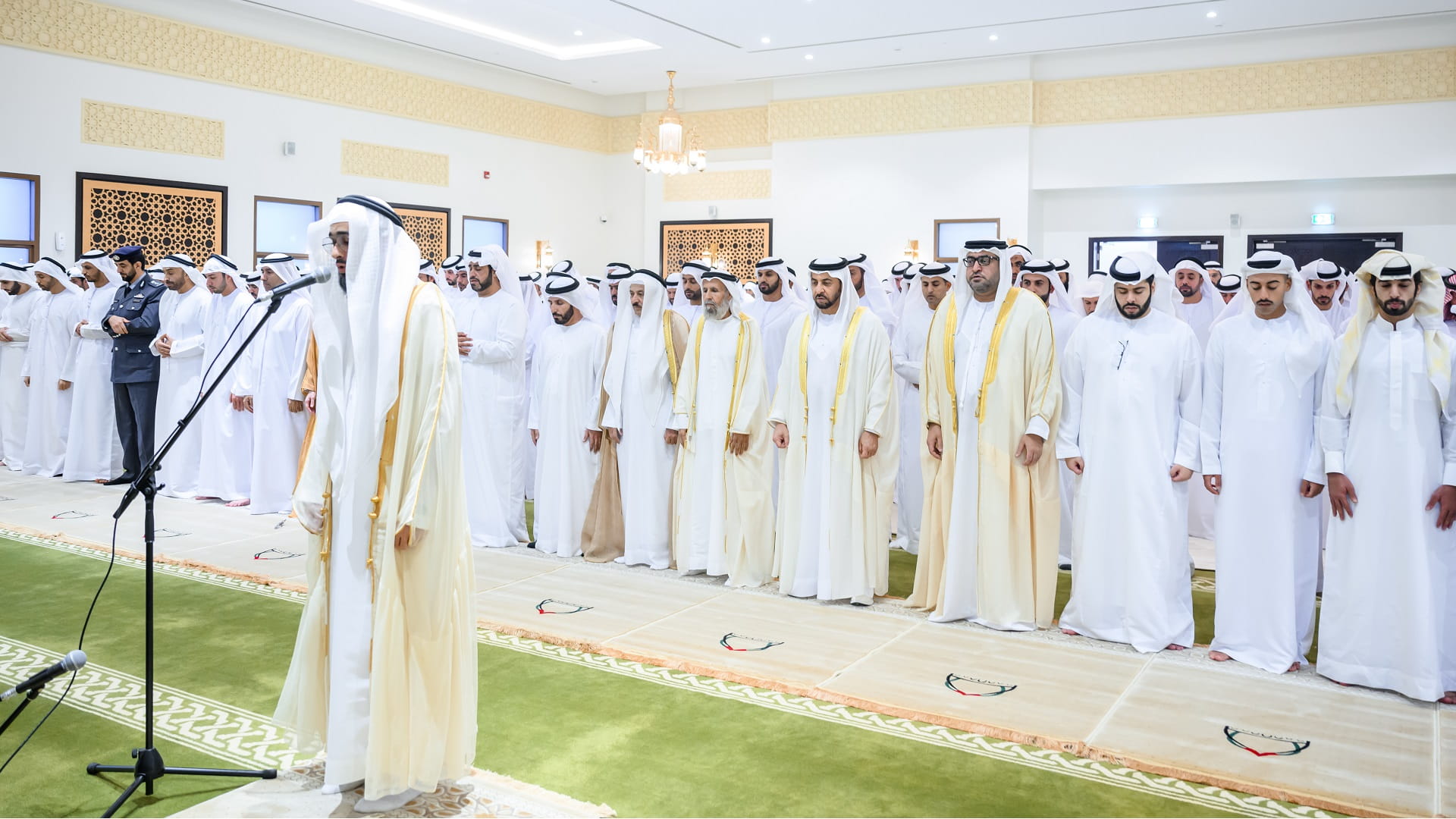 صورة بعنوان: حمدان بن زايد يؤدي صلاة العيد بمسجد ناصر سلطان في مدينة الظنة 