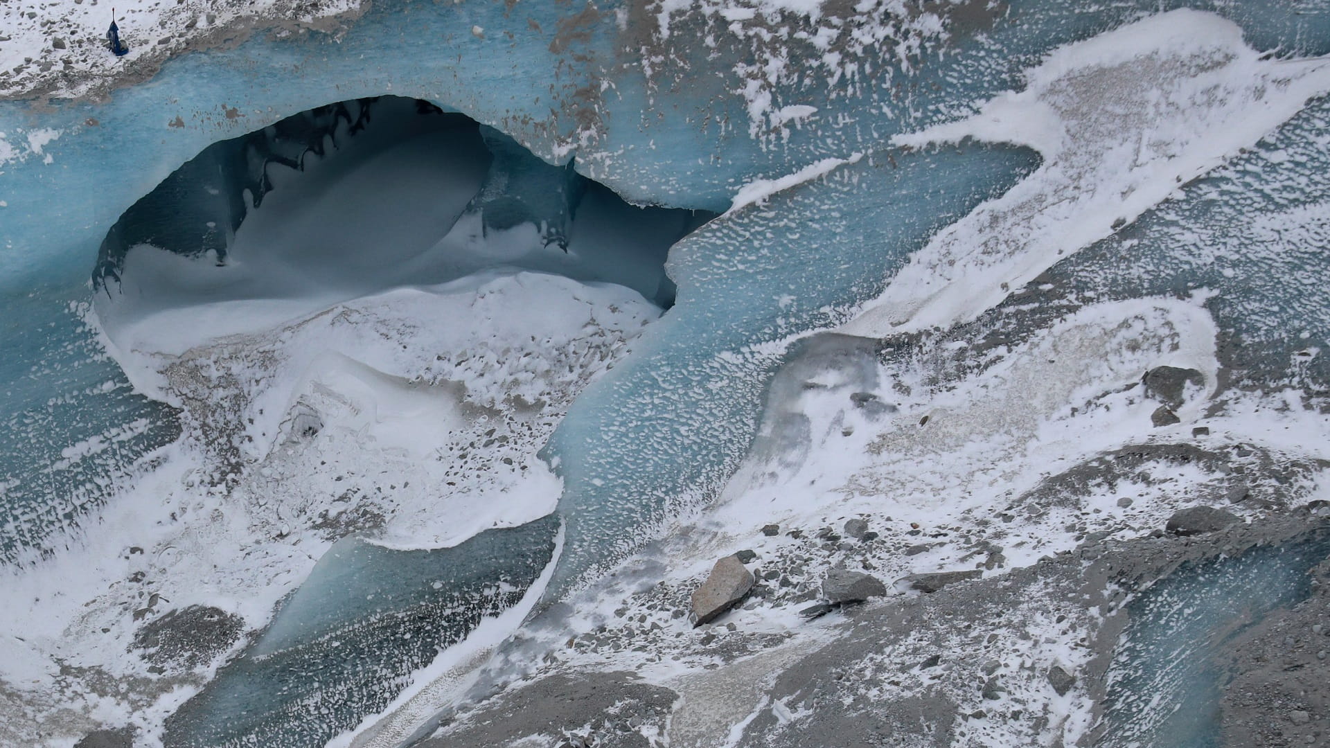 صورة بعنوان: الأمم المتحدة تحذر من الذوبان السريع للأنهر الجليدية بالعالم 