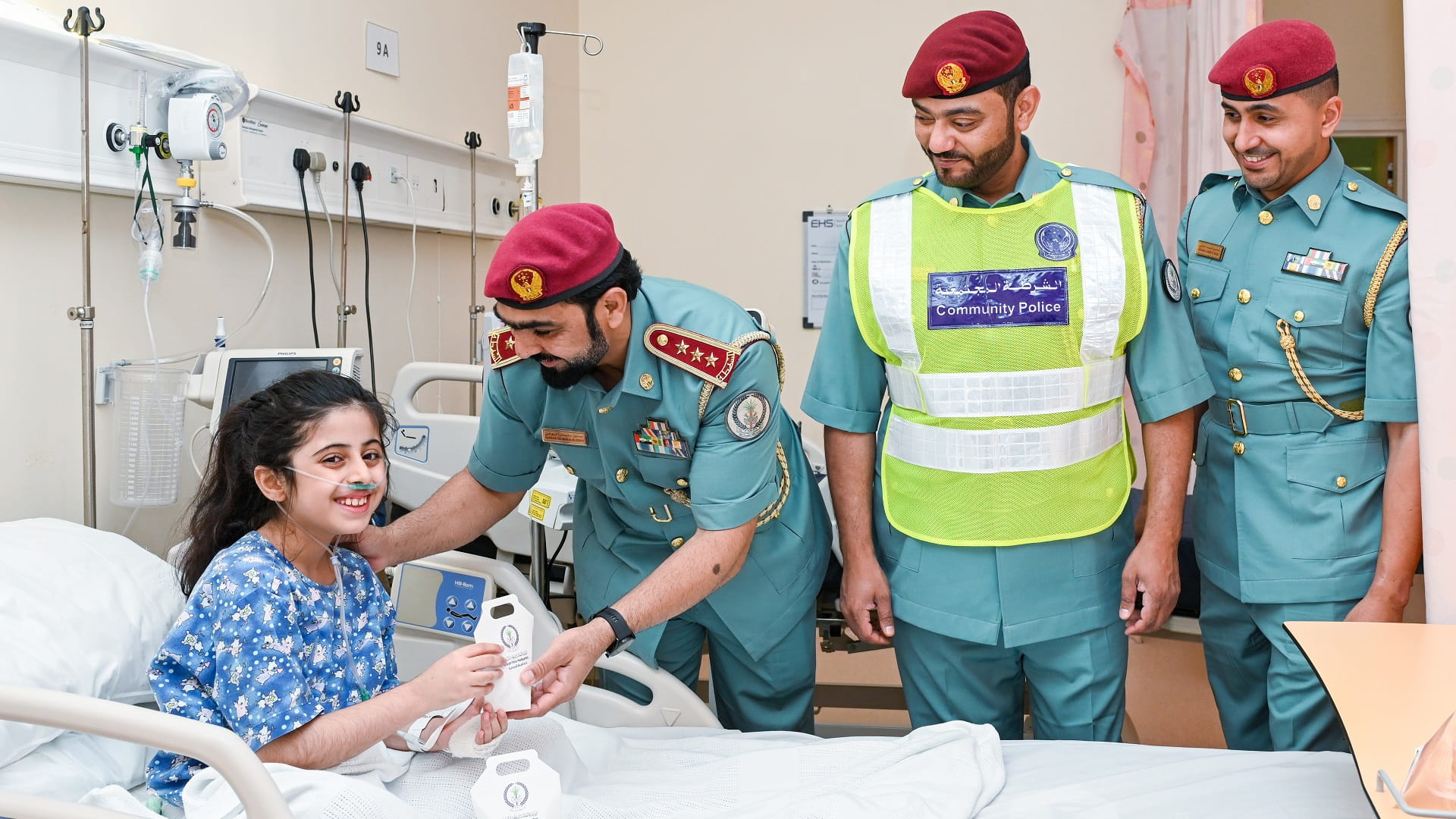 صورة بعنوان: شرطة الشارقة تسعد الأسر المتعففة والأطفال بهدايا العيد  