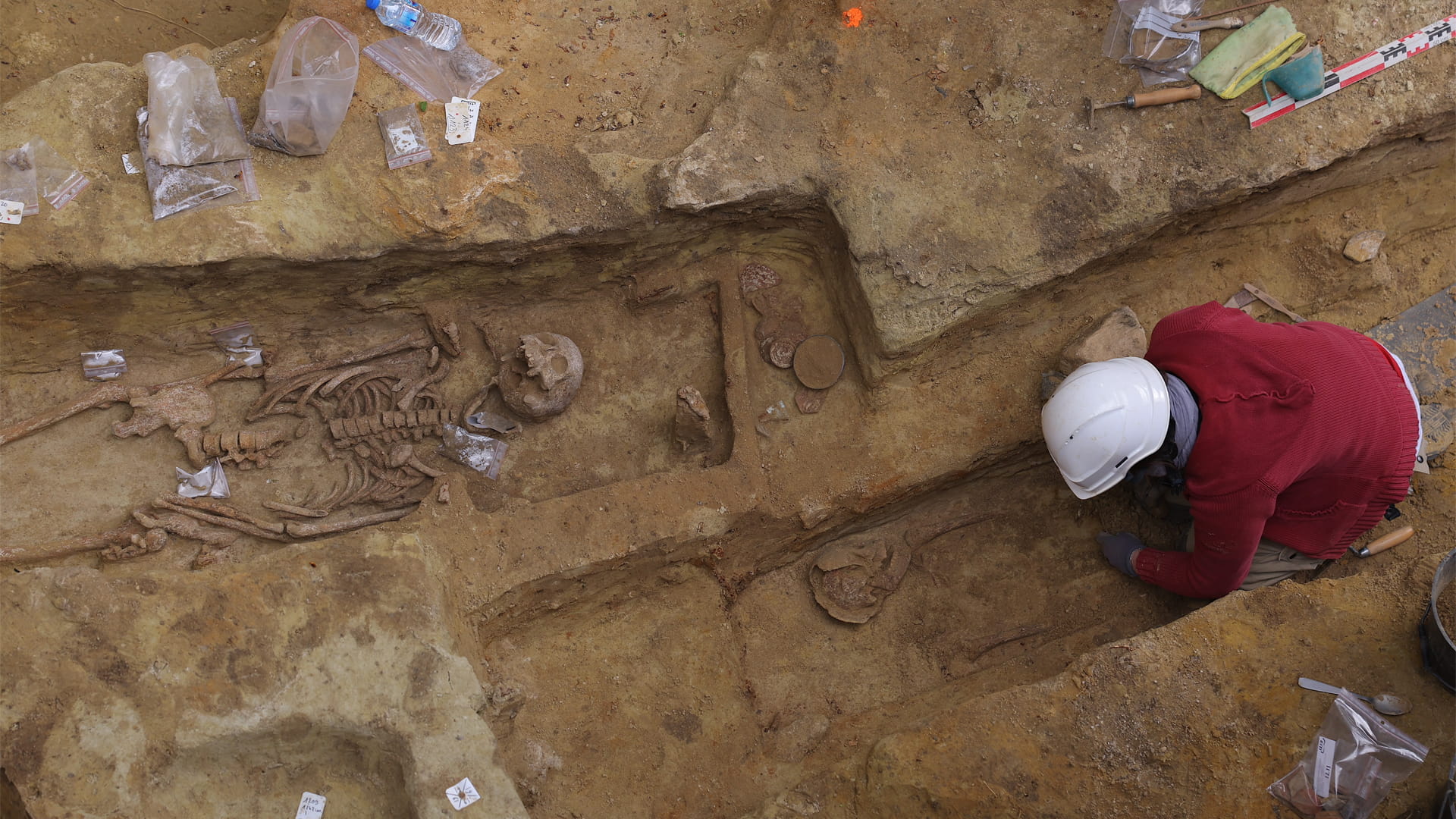 صورة بعنوان: مع مجوهرات ومزهريات...باريس تكتشف مقبرة تعود للعصور القديمة 