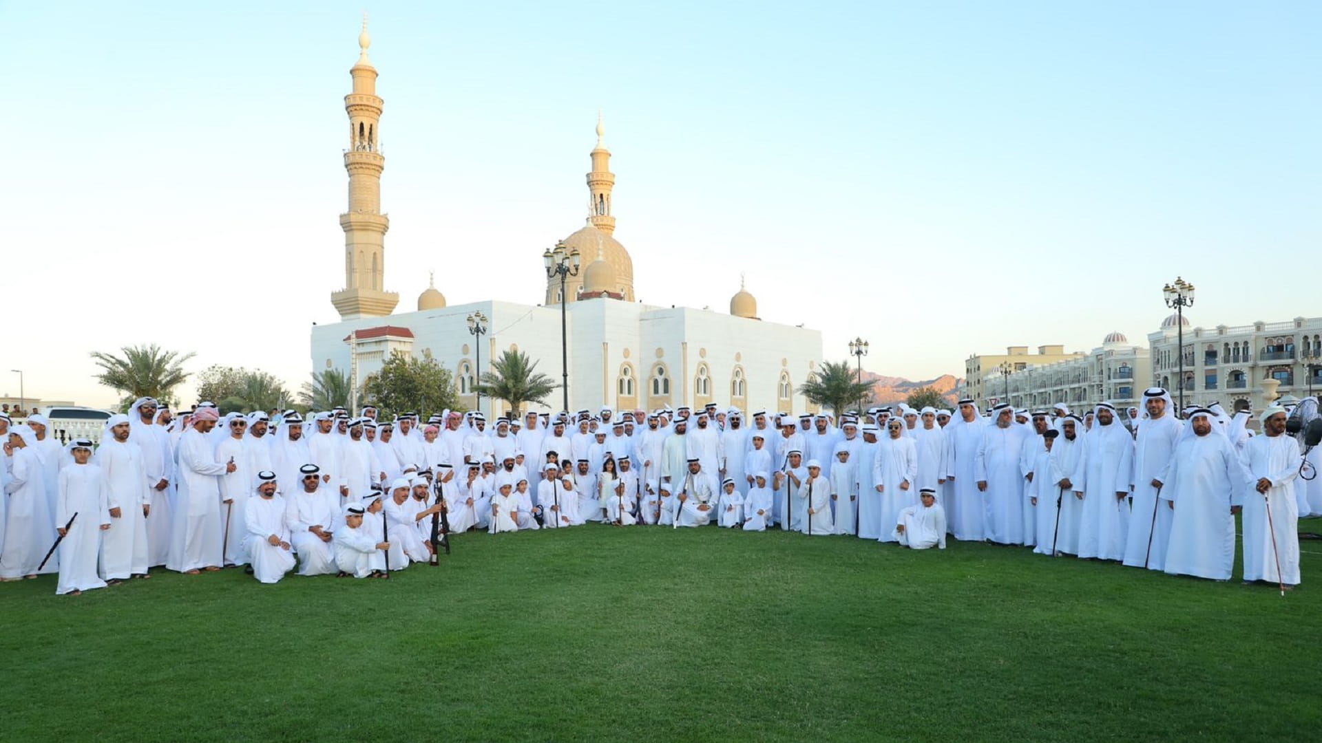 صورة بعنوان: مجلس مدينة دبا الحصن يستقبل الأهالي في أول أيام عيد الفطر  