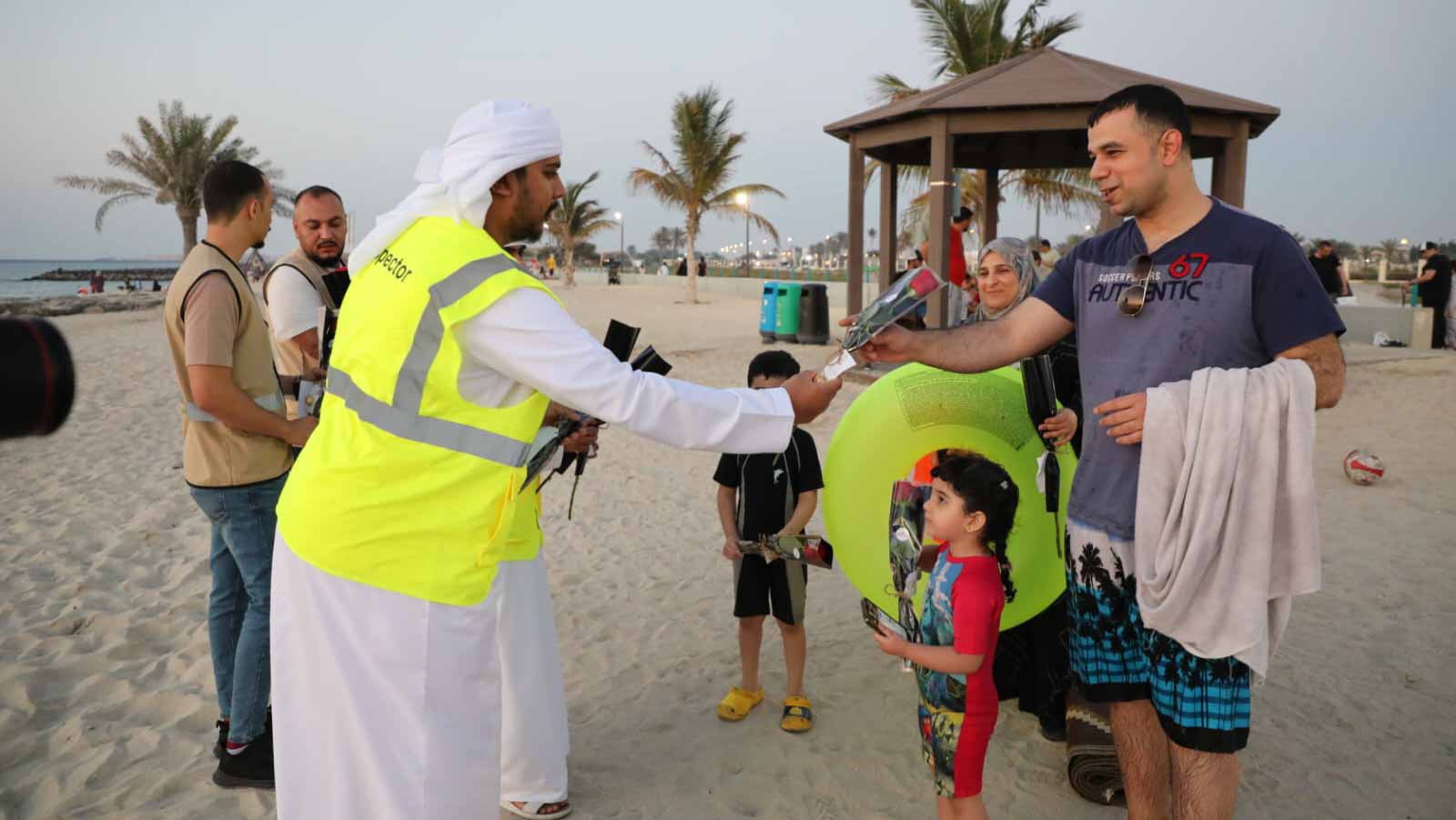 صورة بعنوان: بالورود والحلويات...بلدية الحمرية تعايد زوار حديقة الشاطئ 