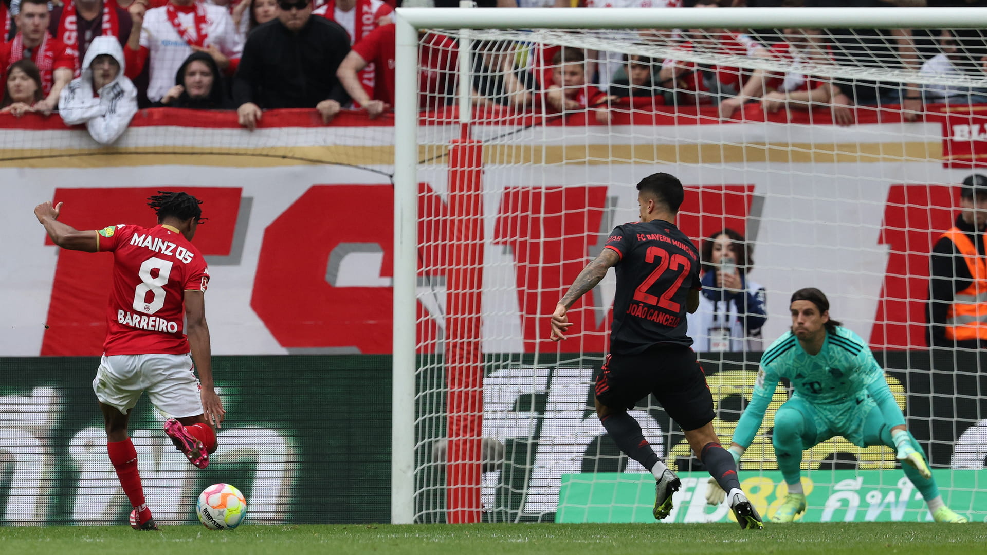 Image for the title: Leaders Bayern Munich lose 3-1 at Mainz in Bundesliga 