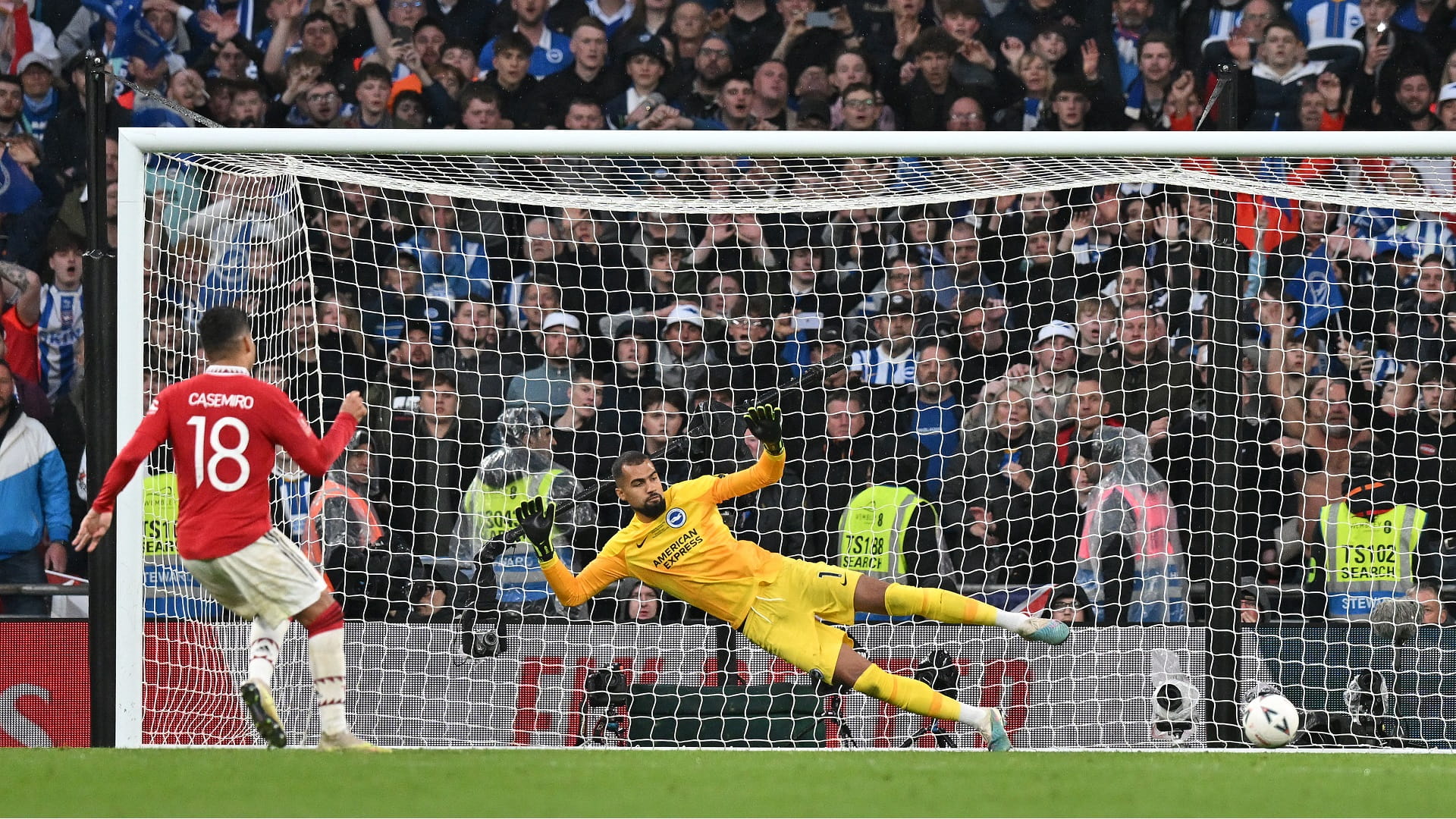 Image for the title: Man Utd beat Brighton on penalties 