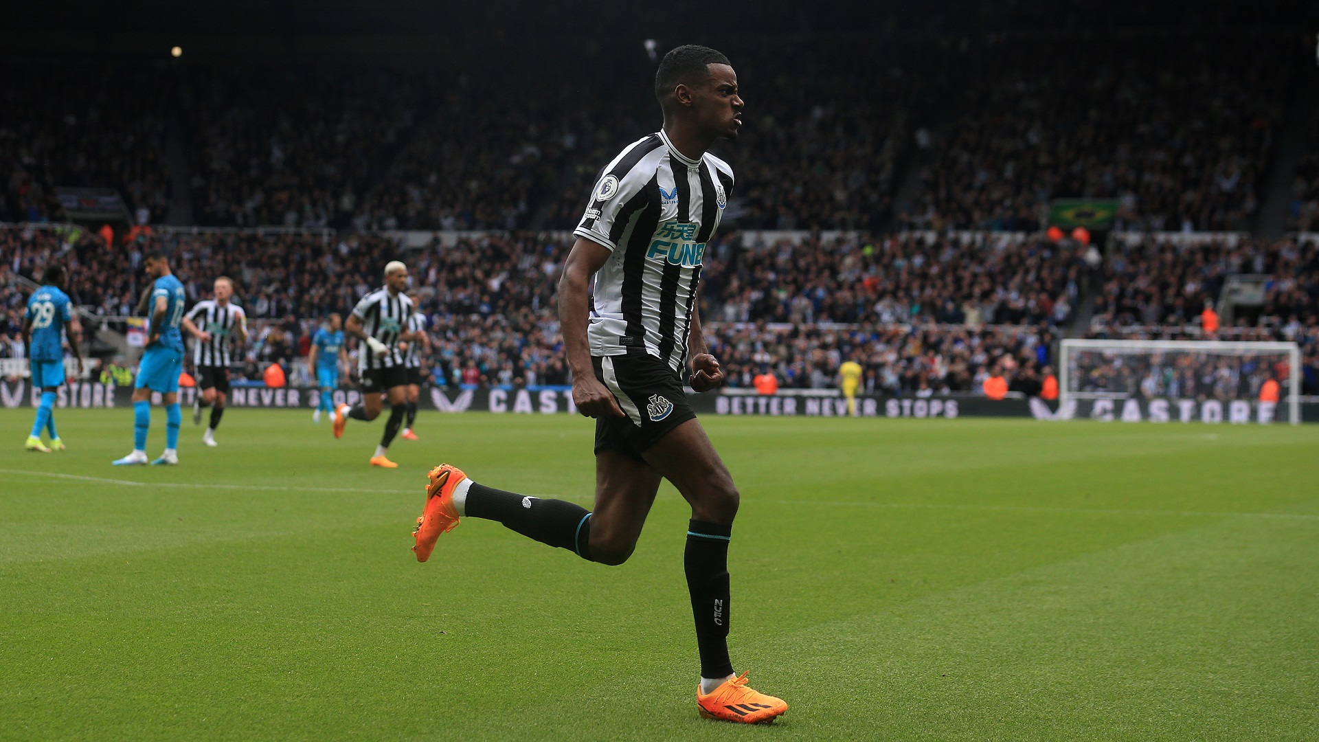 صورة بعنوان: نيوكاسل يمزق شباك توتنهام بسداسية في الدوري الإنجليزي 