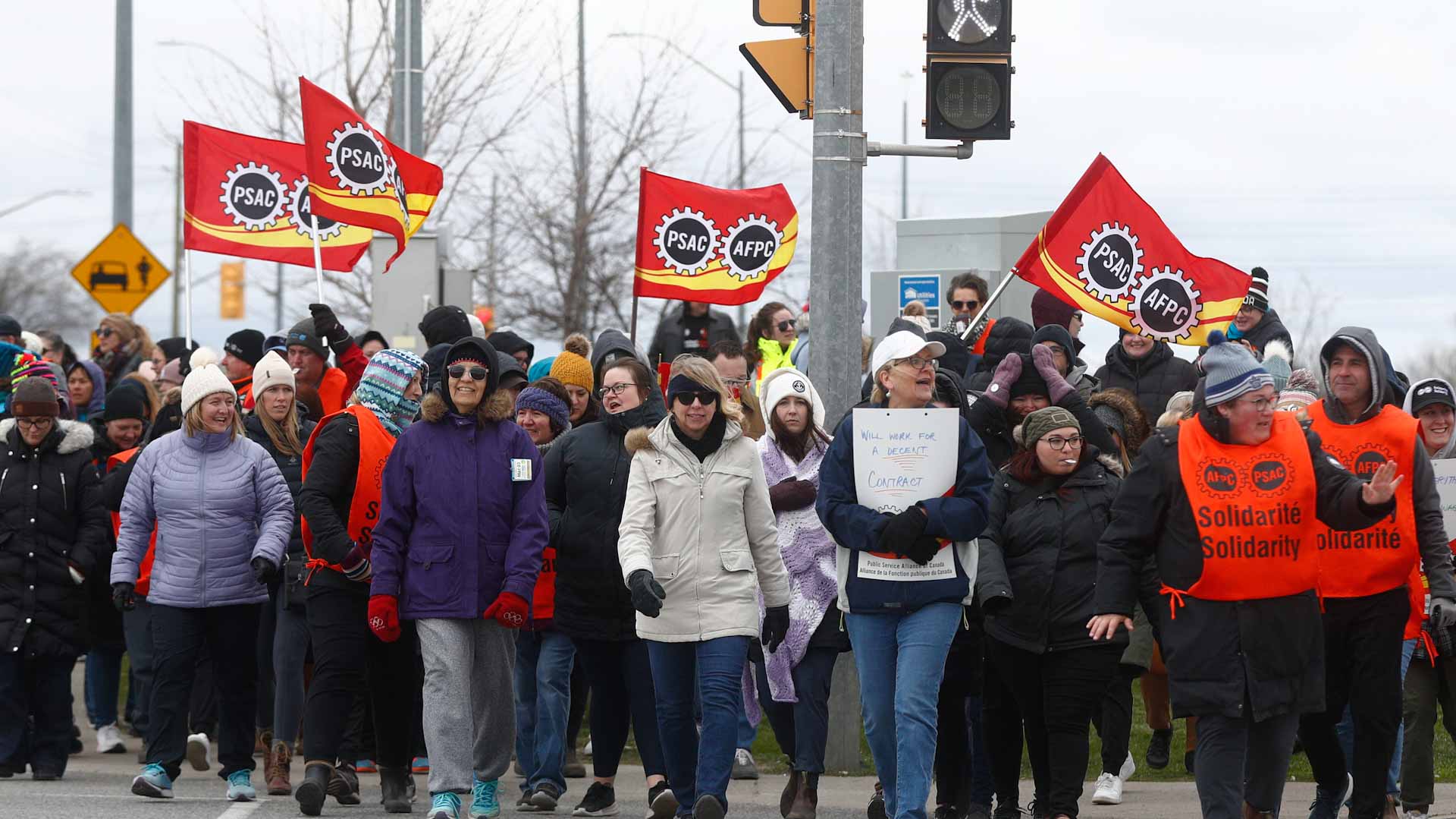 Image for the title: Canada's striking workers closer to resolving wage 