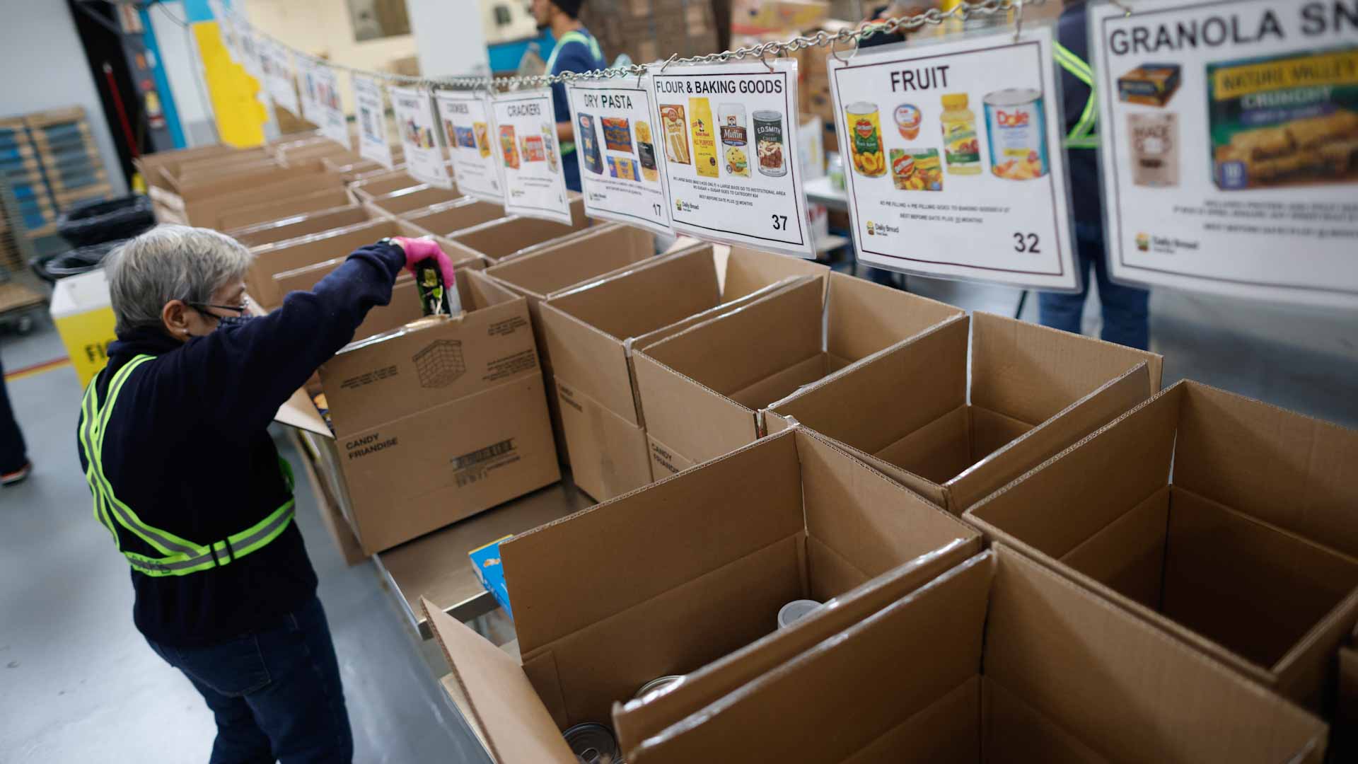 Image for the title: Canadians flock to food banks as grocery prices soar 