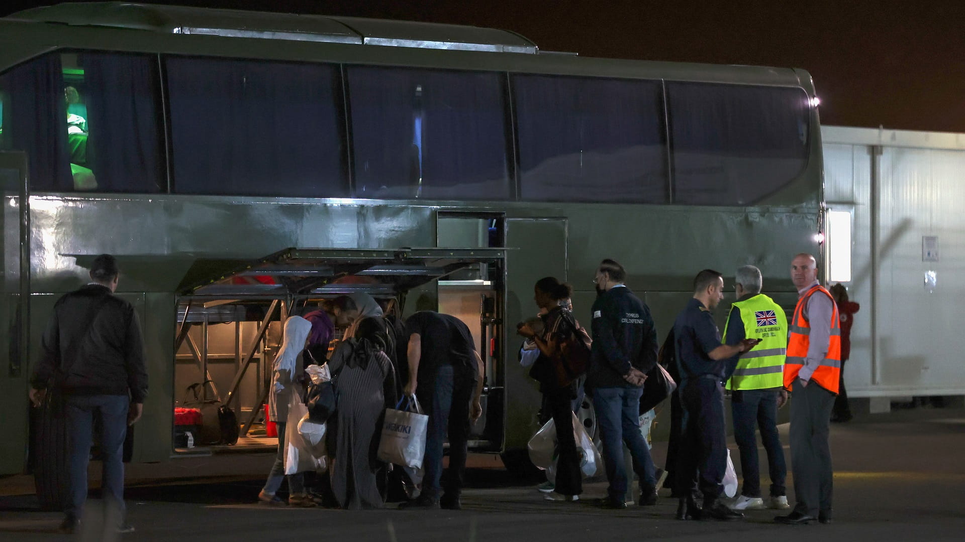 Image for the title: US-brokered ceasefire shaky as Sudanese, foreigners flee 