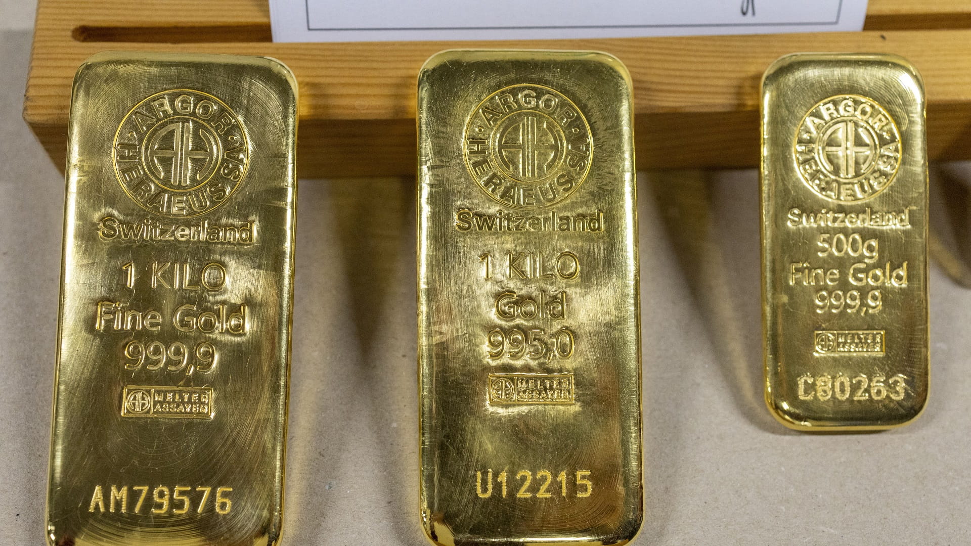 صورة بعنوان: الذهب يتراجع مع ترقب المستثمرين صدور بيانات اقتصادية 