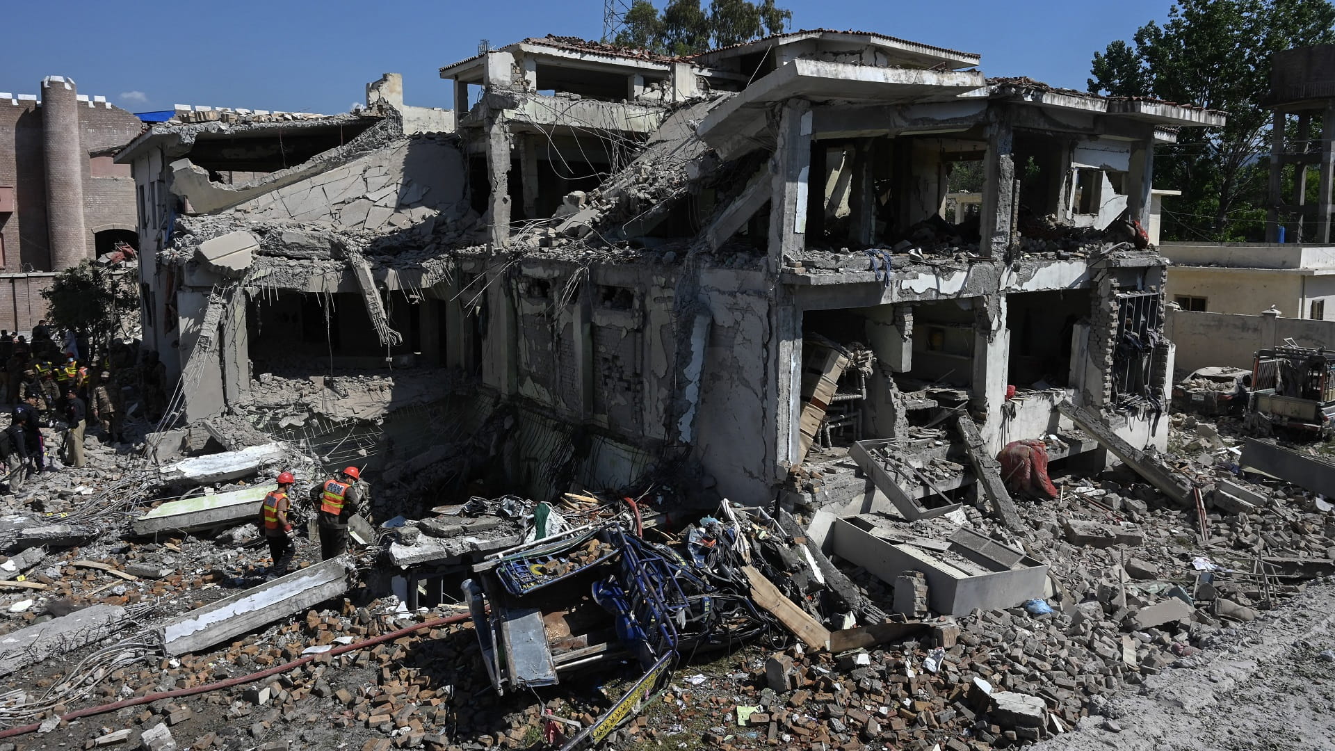 صورة بعنوان: حصيلة قتلى الهجوم على مستودع ذخيرة في باكستان ترتفع إلى 17 