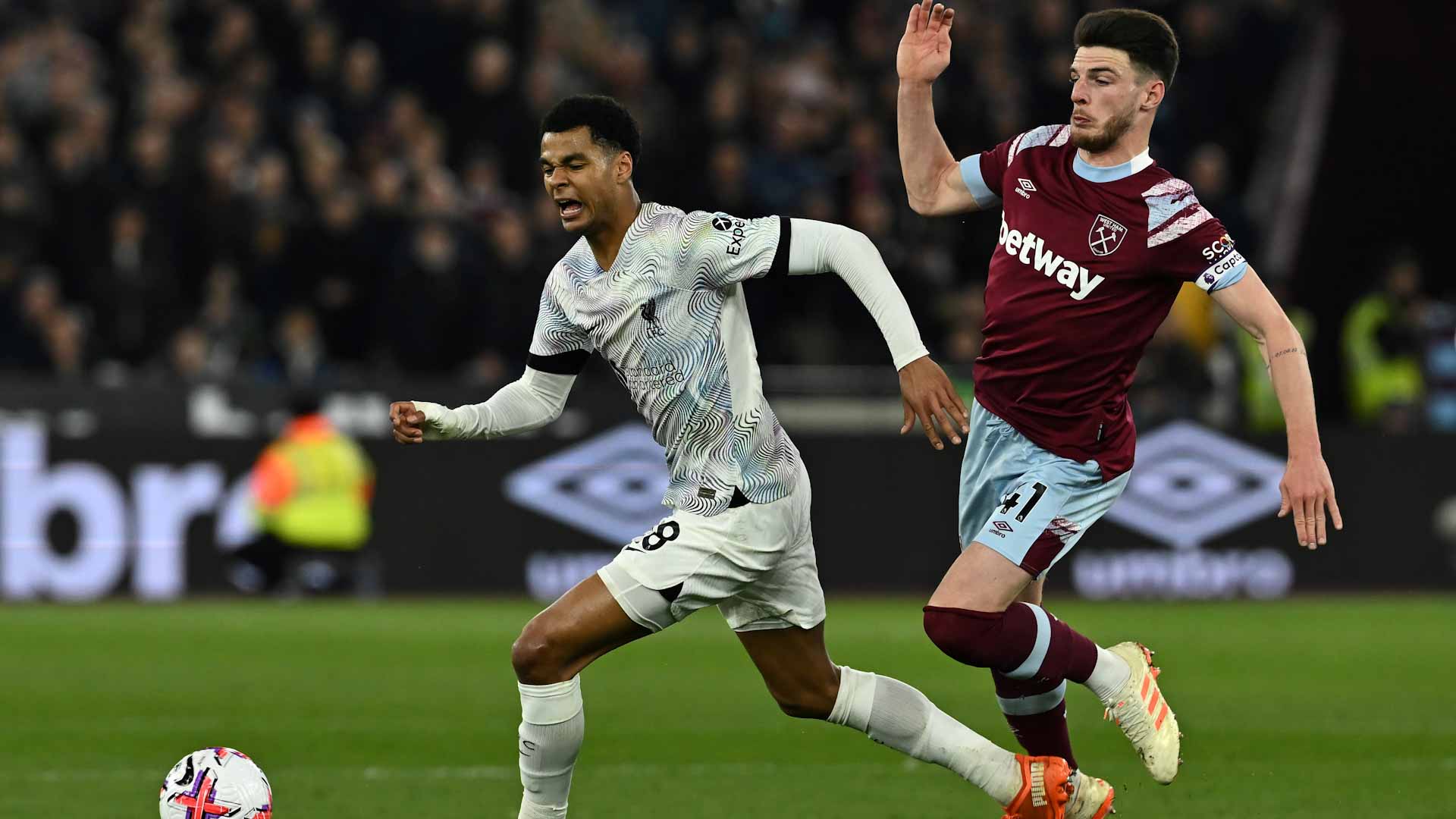 صورة بعنوان: ليفربول يقلب الطاولة على وست هام في الدوري الإنجليزي 