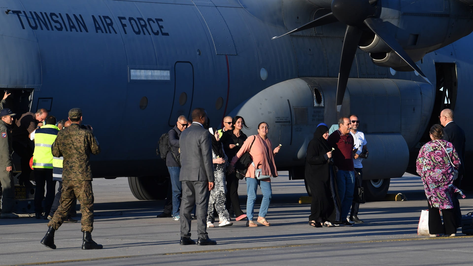 صورة بعنوان: فوضى عارمة في السودان وفرار مسؤولين سابقين من السجن 