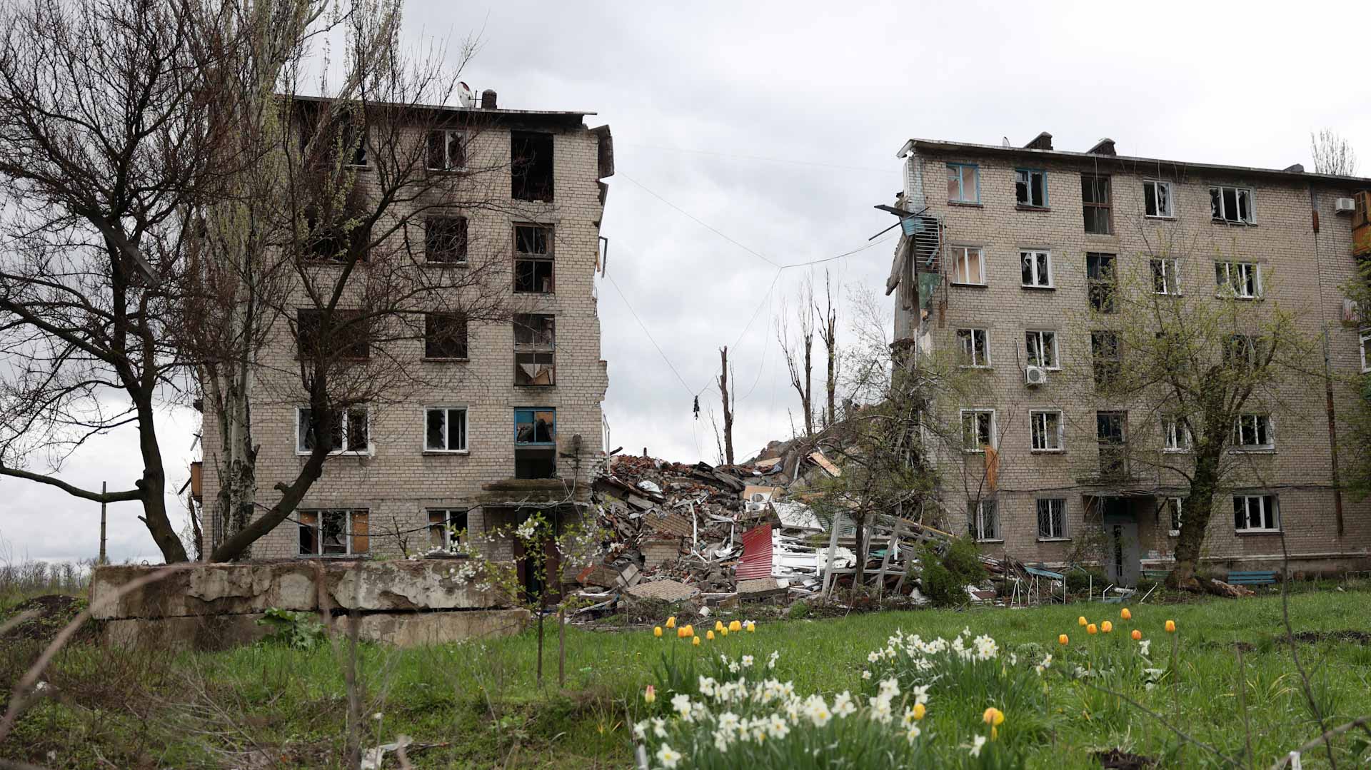 Image for the title: Russian missile strike kills one in Ukrainian city 