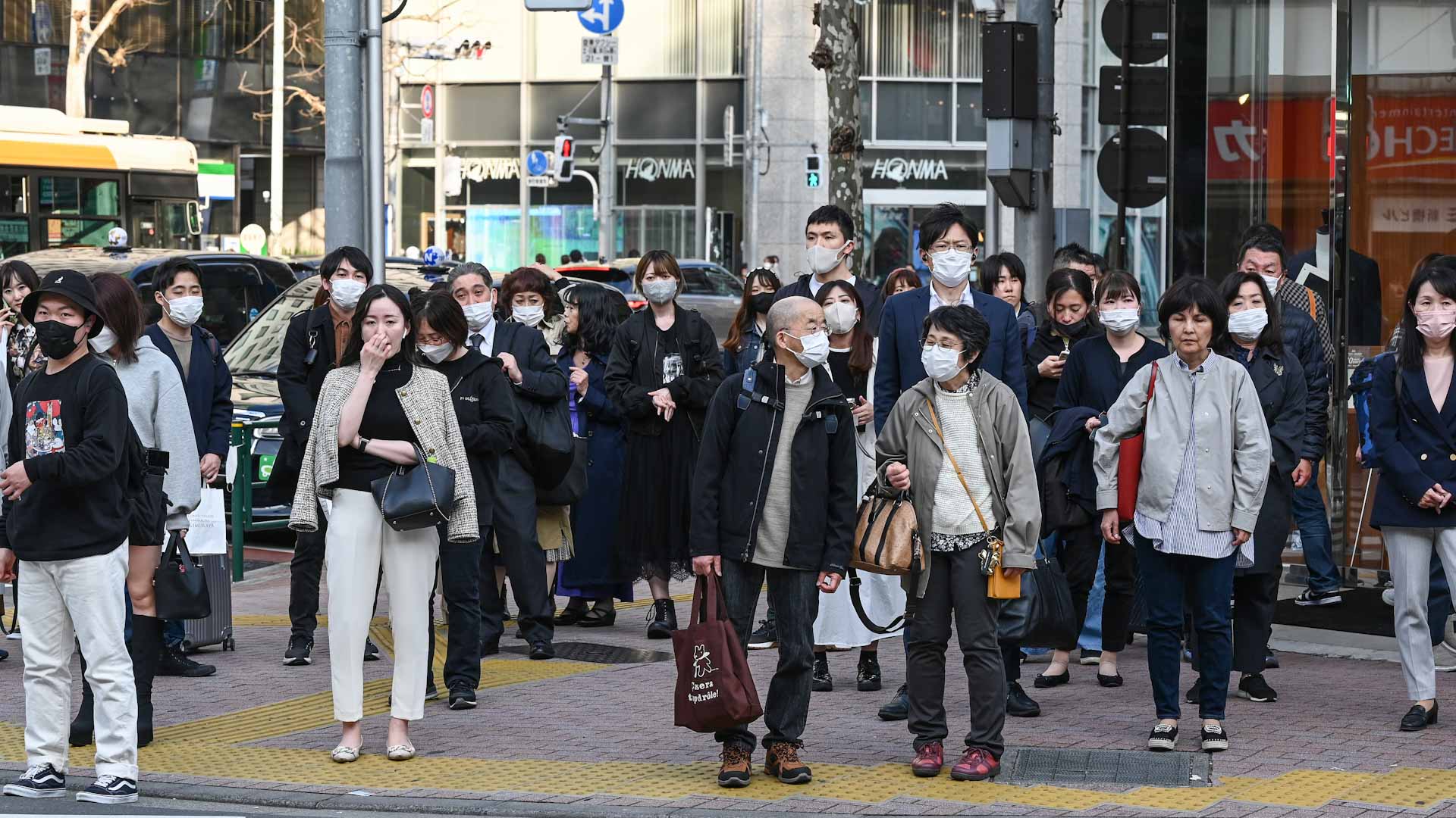 صورة بعنوان: اليابان تعلن خفض تصنيف كورونا لمستوى الإنفلونزا الموسمية في مايو  
