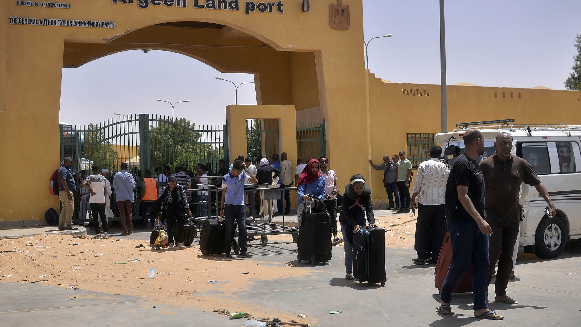 صورة بعنوان: السودان يشهد معارك عنيفة في الخرطوم ودارفور على الرغم من الهدنة 