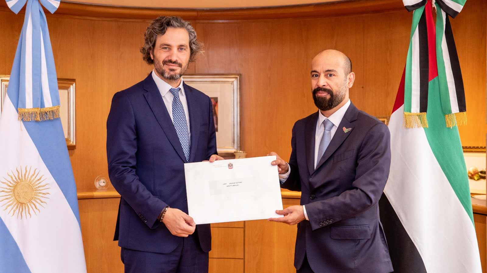 صورة بعنوان: رئيس الدولة يبعث رسالة خطية لرئيس الأرجنتين تتضمن دعوته لحضورCOP28 