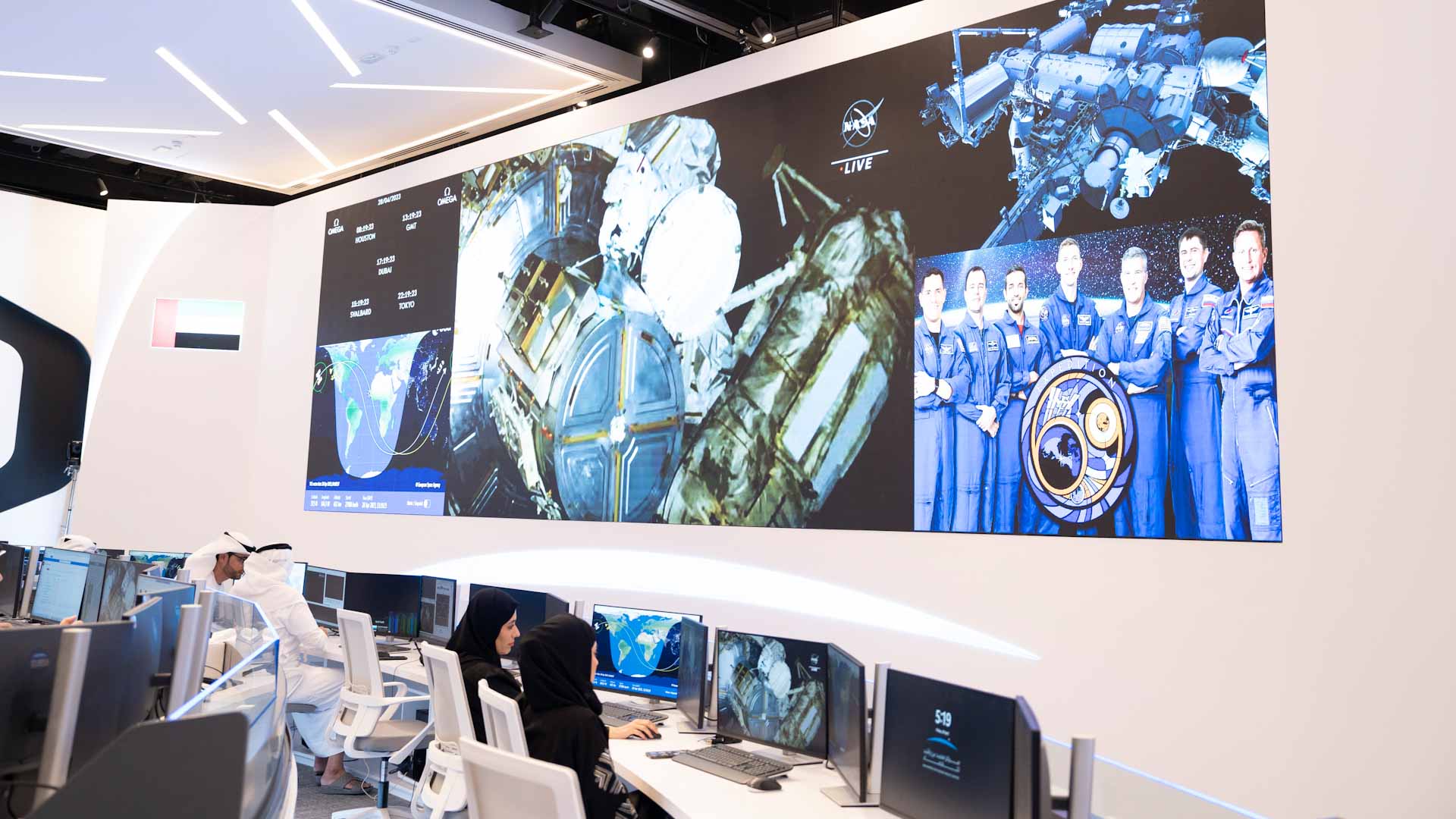 صورة بعنوان: محمد بن راشد: النيادي أول إماراتي وعربي ينجح بمهمة السير في الفضاء 