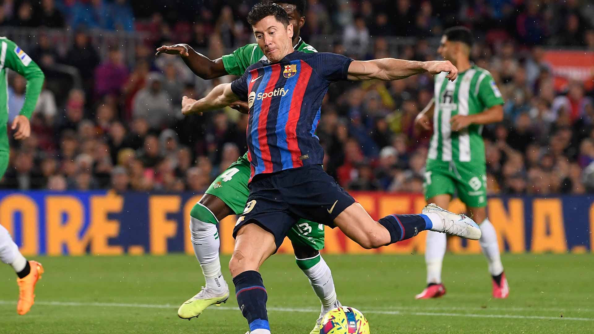 صورة بعنوان: برشلونة يقسو على بيتيس برباعية في الدوري الإسباني 