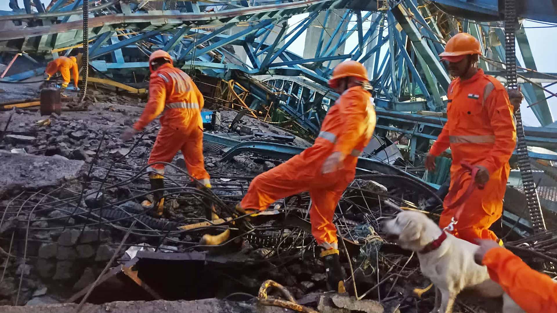 صورة بعنوان: وفاة 17 عاملاً إثر انهيار رافعة في غرب الهند 