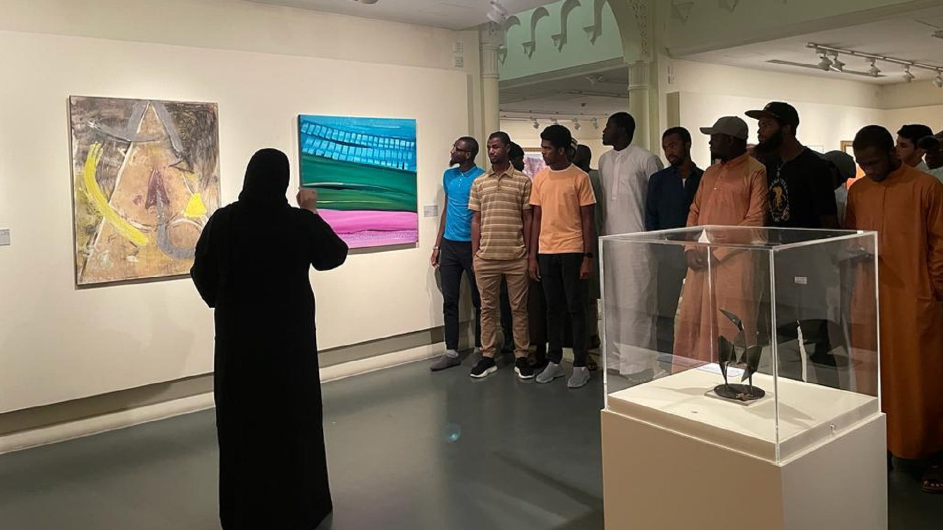 صورة بعنوان: الجامعة القاسمية تنظم زيارة إلى متحف الشارقة للفنون لطلابها 