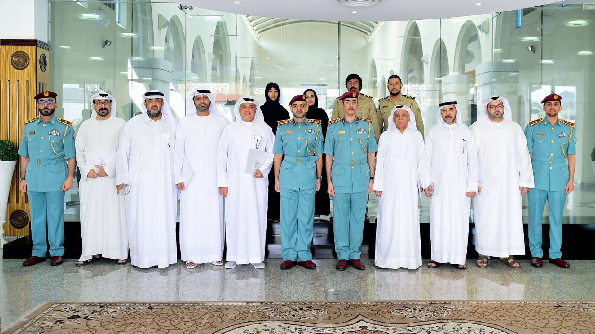 صورة بعنوان: شرطة الشارقة تكرم مدارس السياقة وفاحصي معهد السلامة المروري  