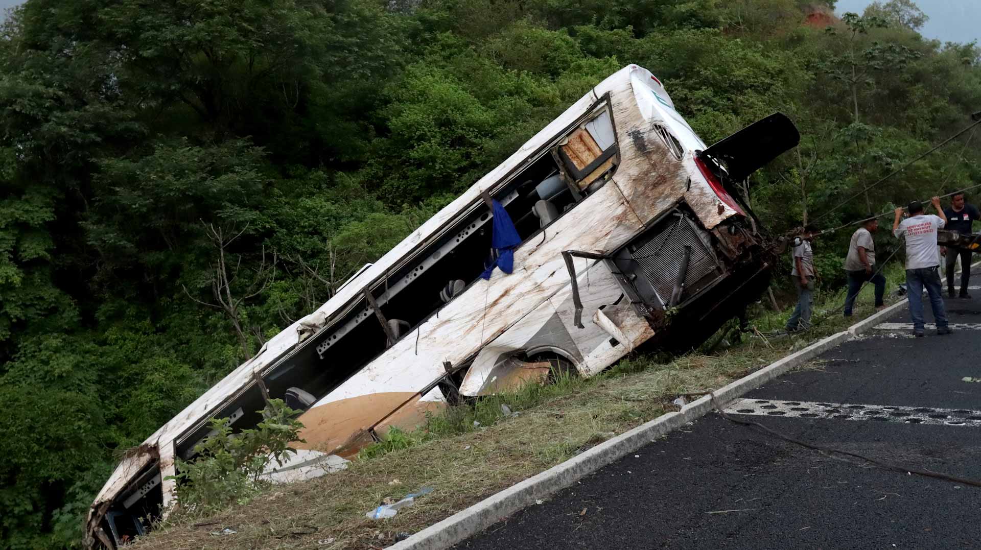 Image for the title: 18 dead as Mexican bus carrying foreign migrants crashes 