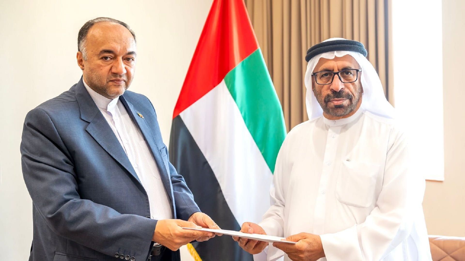 Image for the title: Mohamed bin Zayed receives Pres. Raisi's invitation to visit Iran 