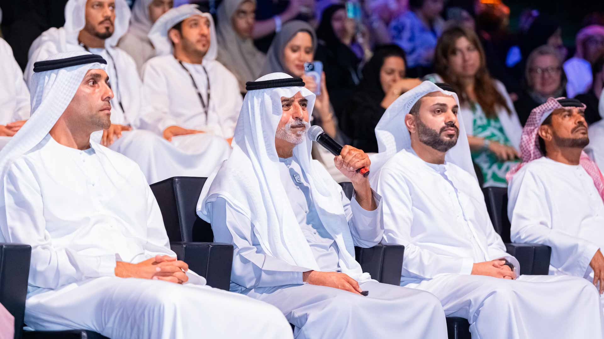 صورة بعنوان: نهيان بن مبارك يشهد "لقاء من الفضاء" مع سلطان النيادي 