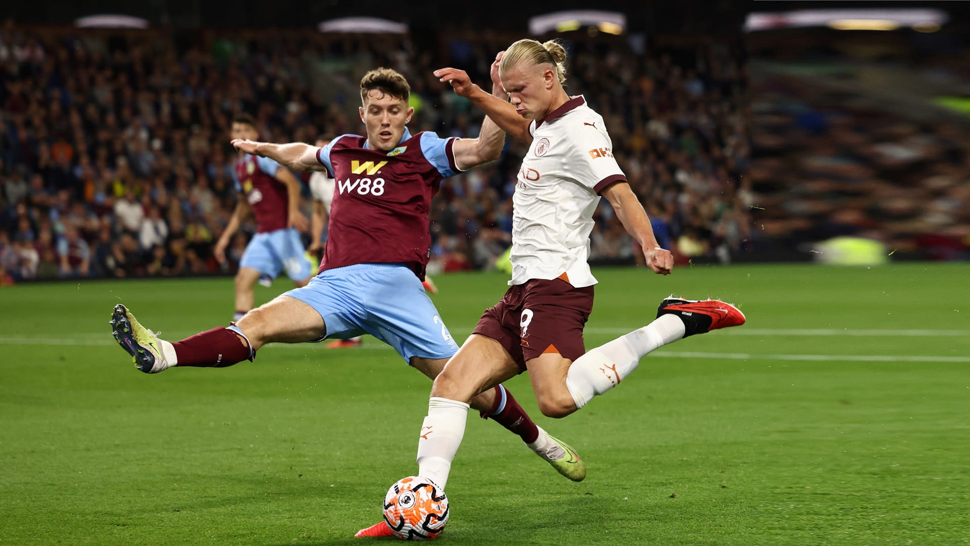 صورة بعنوان: مانشستر سيتي يقسو على بيرنلي في الدوري الإنجليزي 