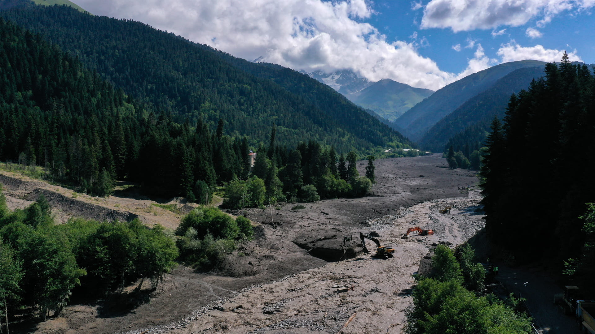 صورة بعنوان: مقتل 16 شخصاً وفقدان العشرات بانزلاق للتربة في جورجيا 