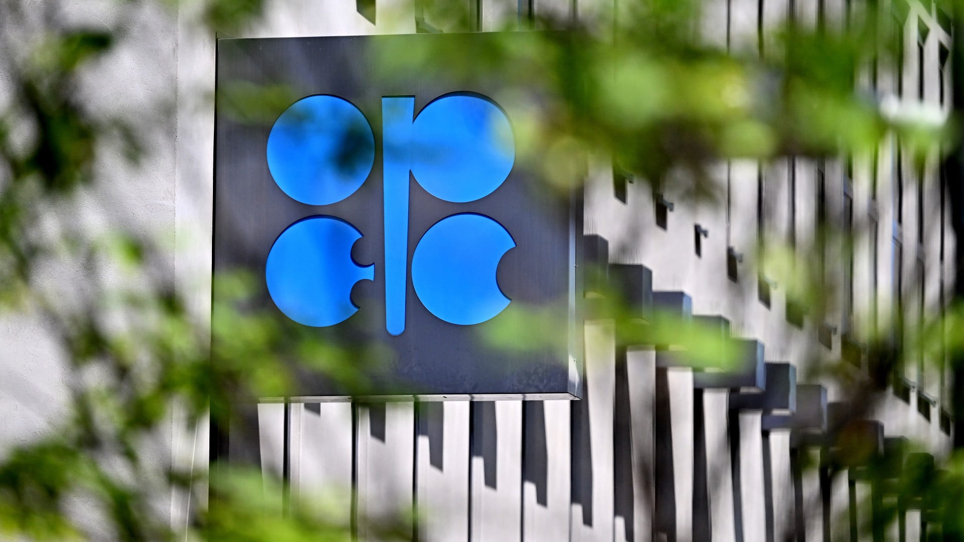 Image for the title: OPEC+ committee recommends to stay put on output policy 