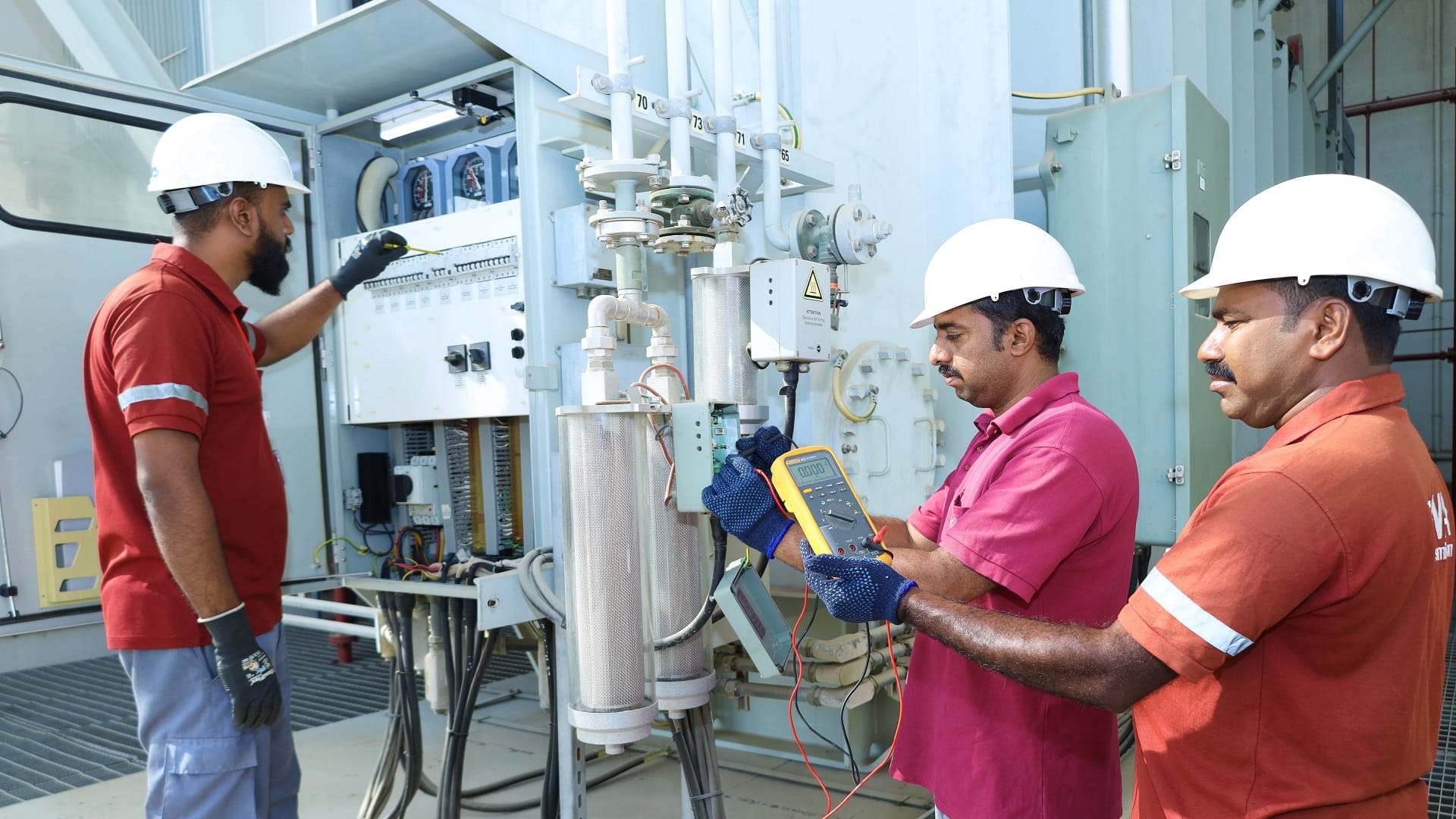 صورة بعنوان: كهرباء الشارقة تنفذ برنامج صيانة مكثف لمحطات نقل الطاقة 