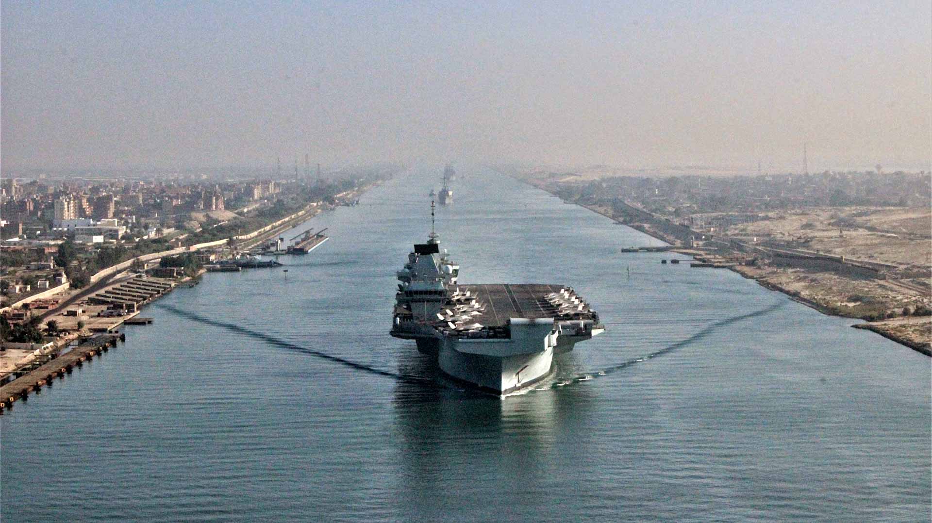 صورة بعنوان: مصر: غرق قاطرة بعد حادث تصادم بناقلة في قناة السويس 