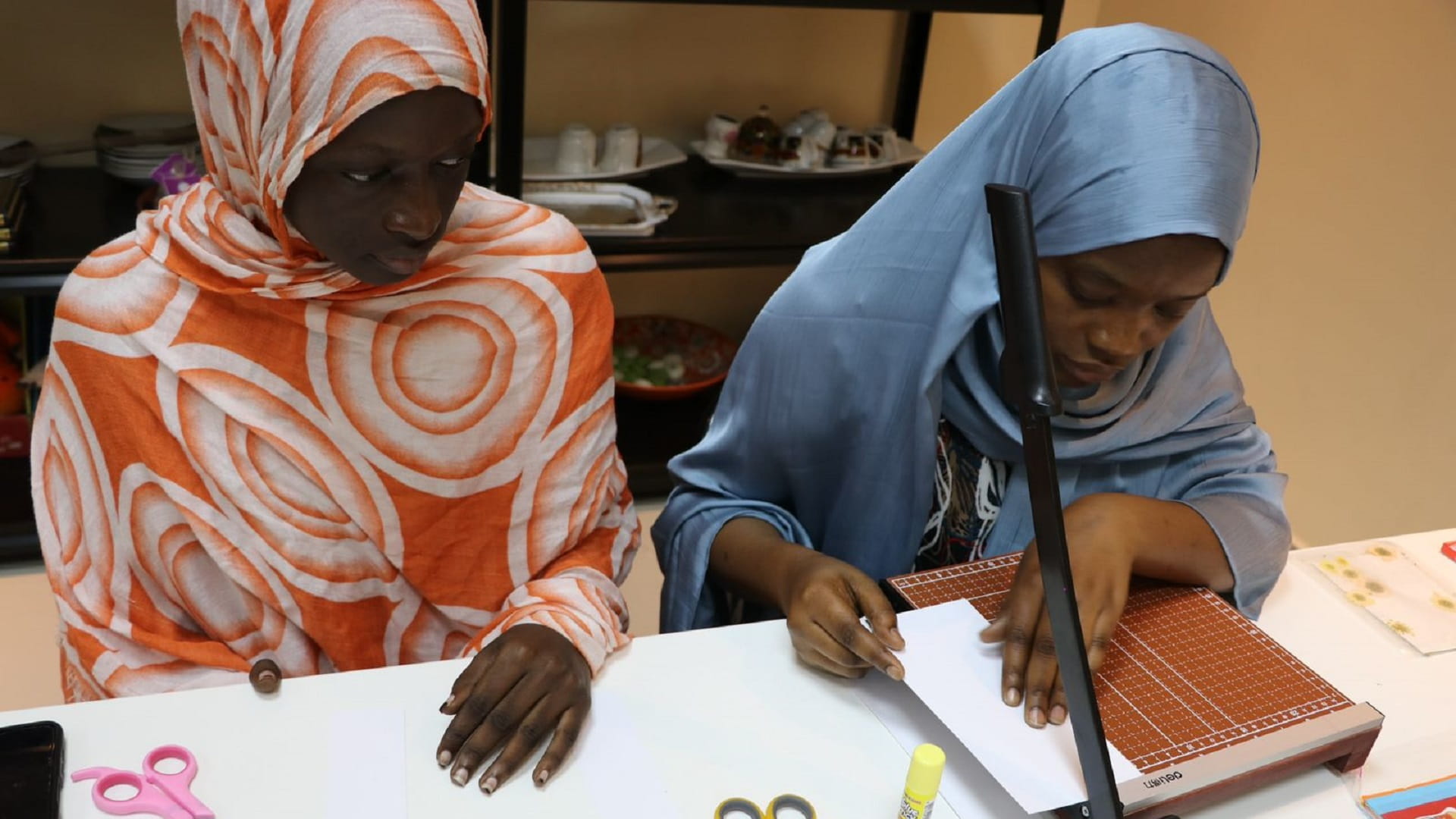 صورة بعنوان: ورشة "صناعة فواصل الكتب" تعزز إبداعات طالبات الجامعة القاسمية 