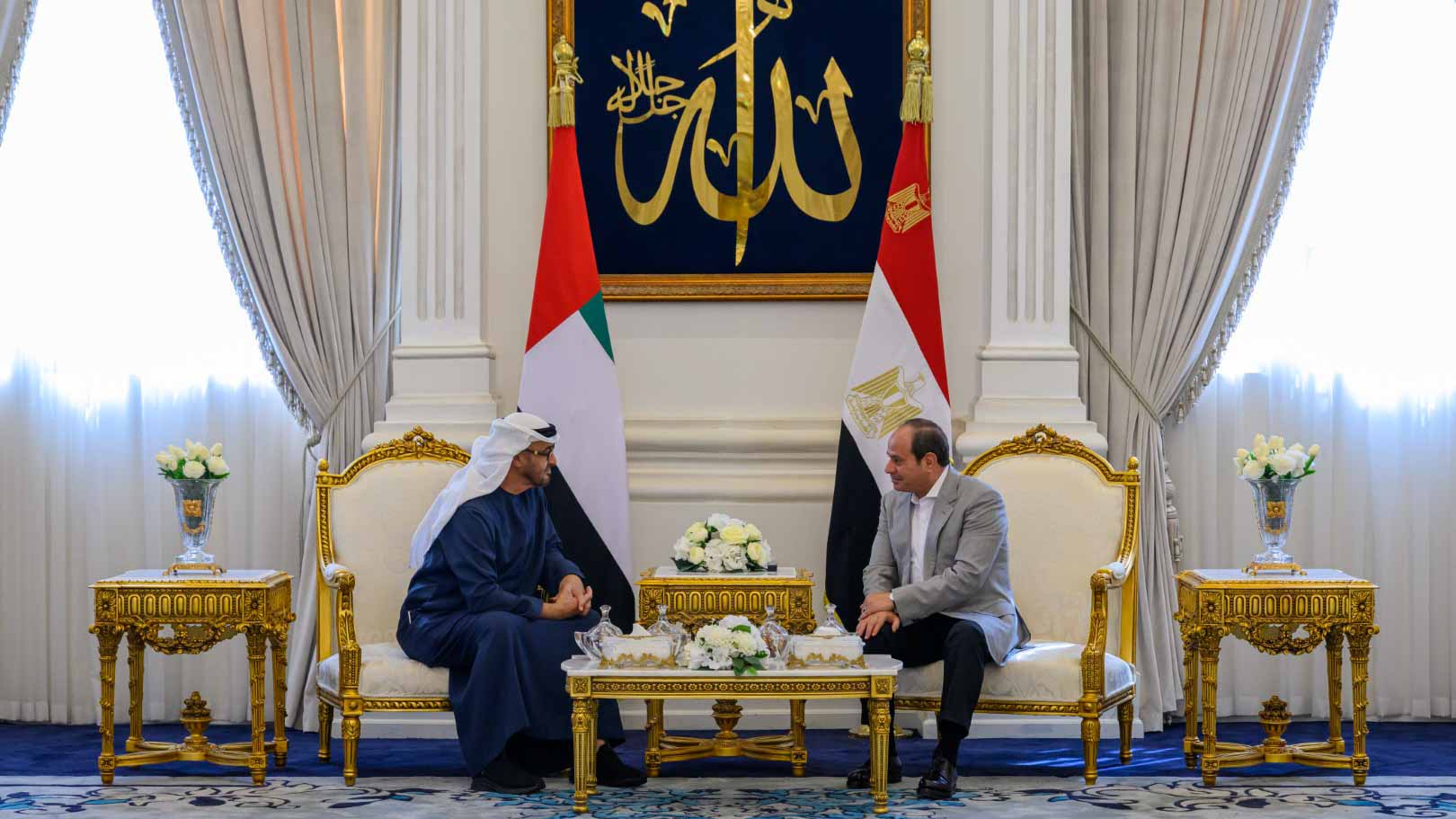 صورة بعنوان: رئيس الدولة والسيسي يبحثان في مدينة العلمين العلاقات الأخوية 