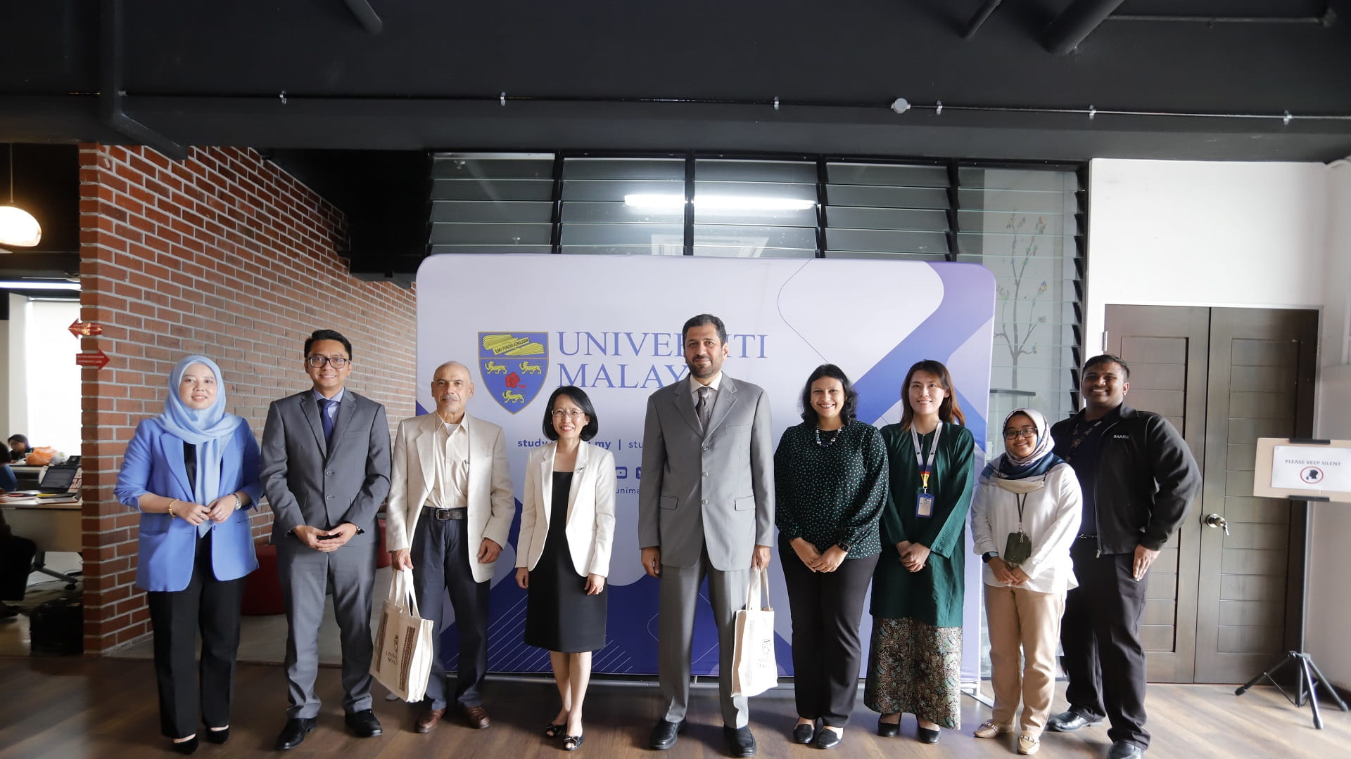 صورة بعنوان: وفد من جامعة الشارقة يزور عدداً من الجامعات الماليزية 