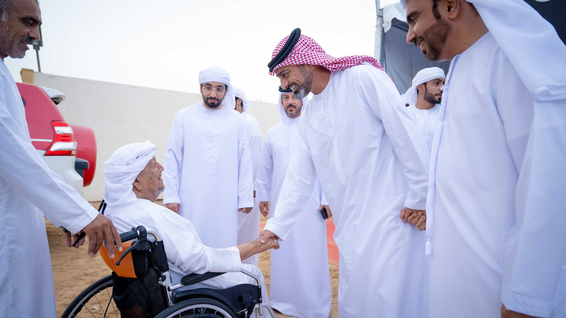 صورة بعنوان: ولي عهد عجمان يقدم واجب العزاء في وفاة حمد راشد بن طروق 