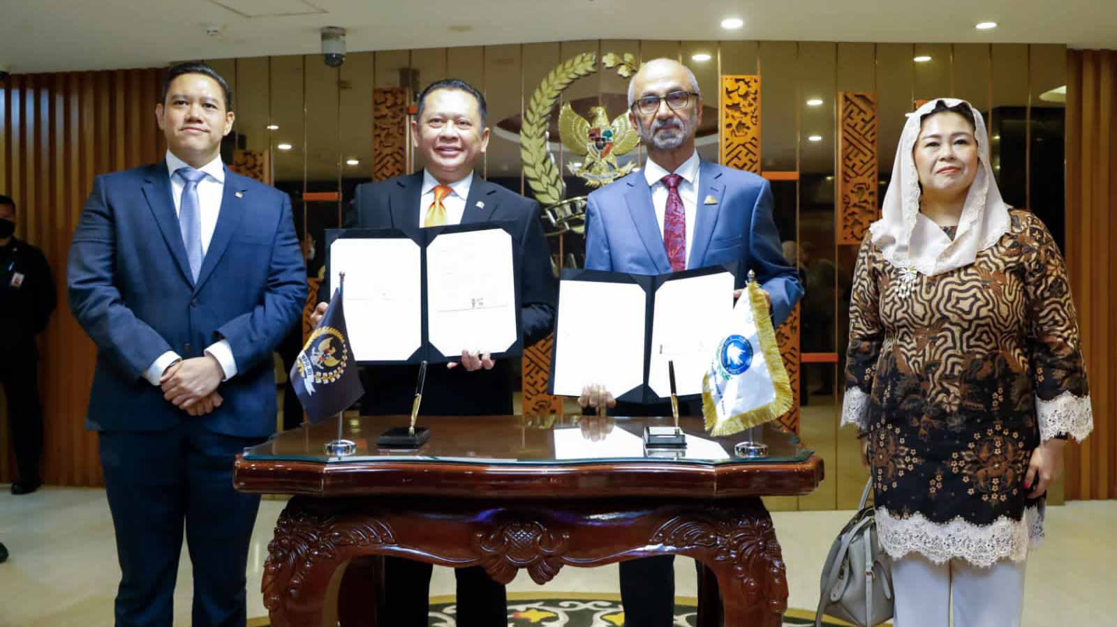 صورة بعنوان: "العالمي للتسامح" والبرلمان الإندونيسي يوقعان اتفاقية تعاون 