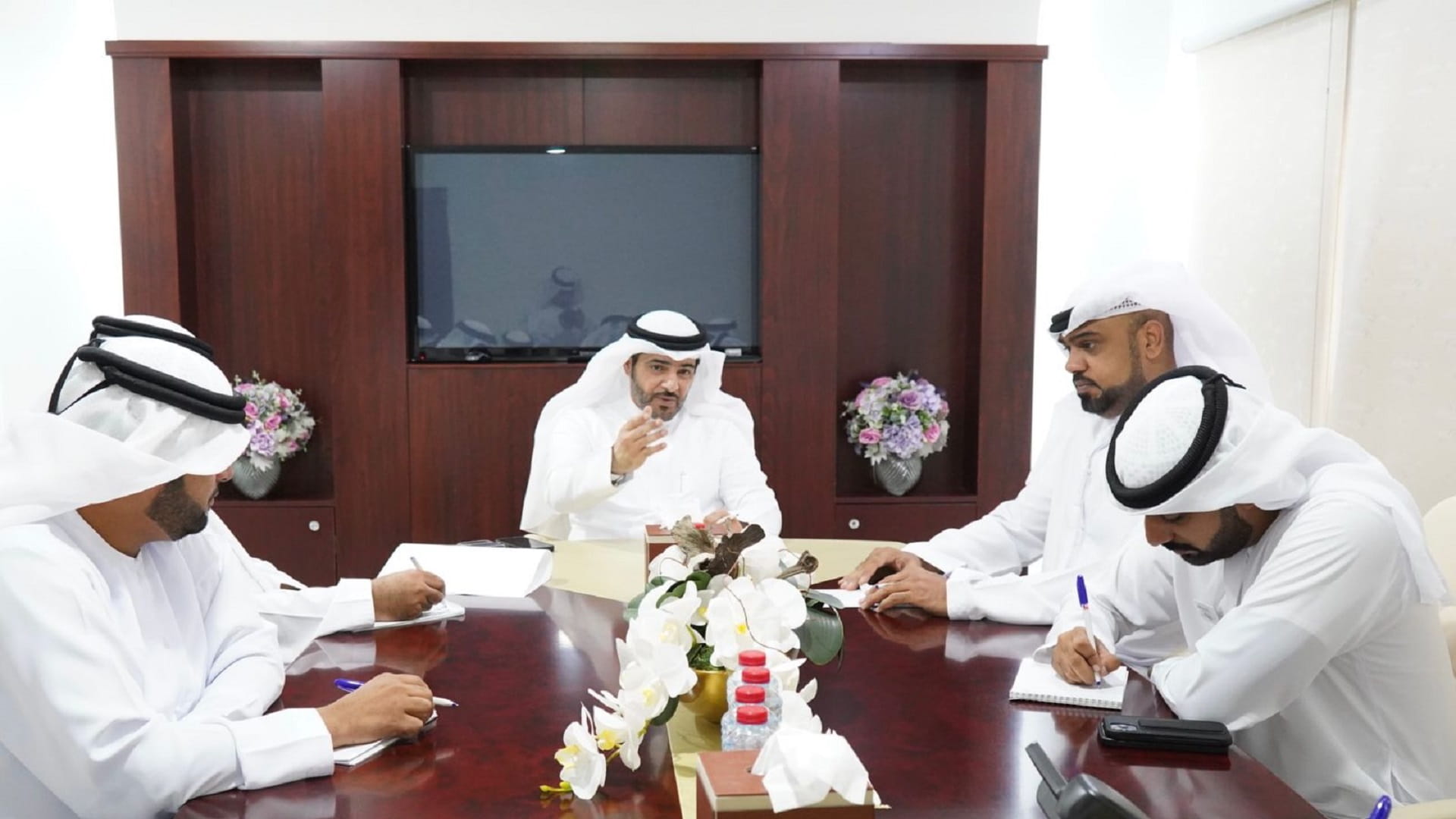 صورة بعنوان: مجلس ضاحية الخروس وبلدية الذيد يبحثان تلبية احتياجات الأهالي 